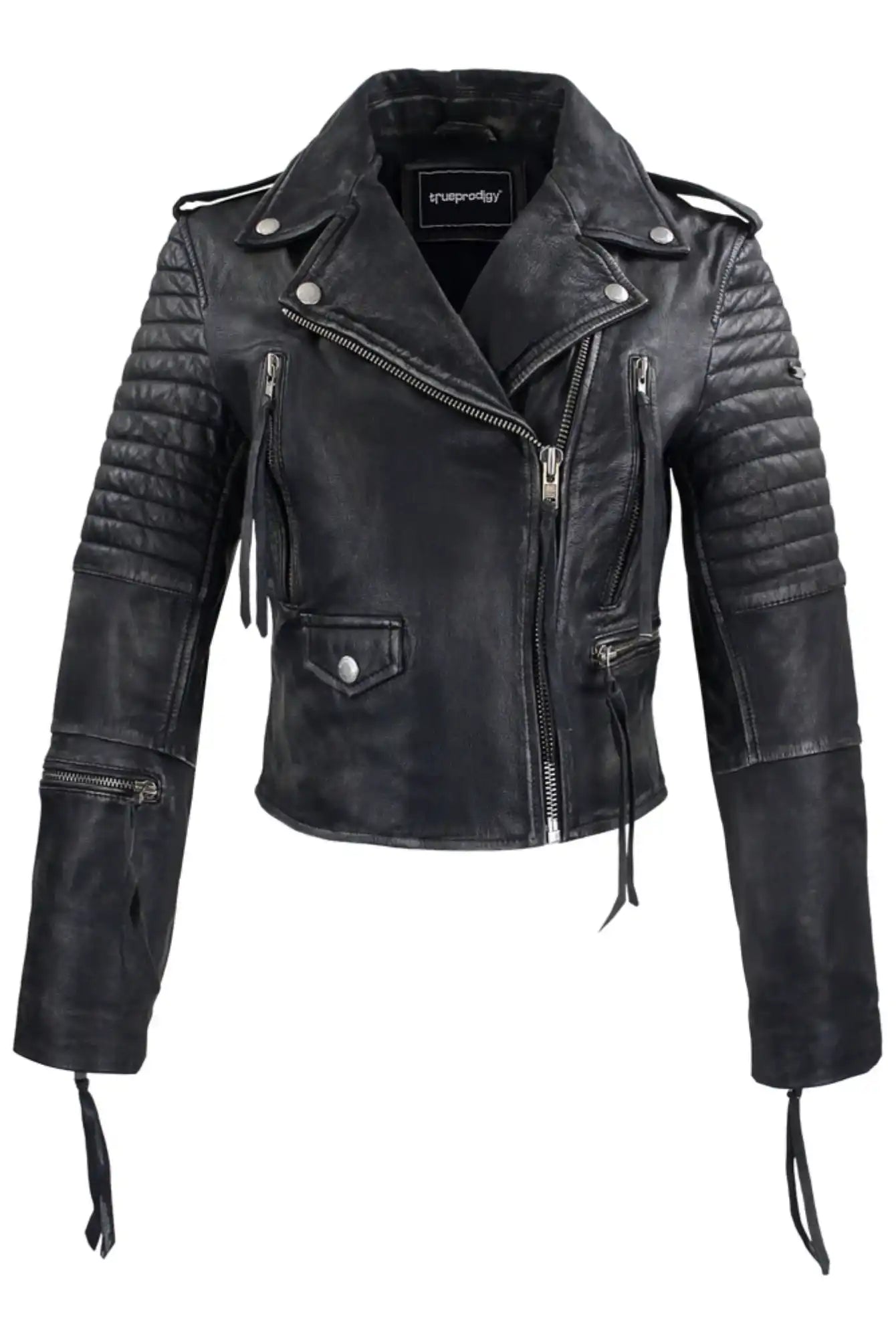Die trueprodigy Bikerlederjacke Vintage Optik ist eine Bikerjacke aus schwarzem, gewaschenem Leder mit einem asymmetrischen Frontreißverschluss, gesteppten Schulter- und Ärmeleinsätzen, silbernen Druckknöpfen, Reißverschlusstaschen und dekorativen Zipper-Pulls.