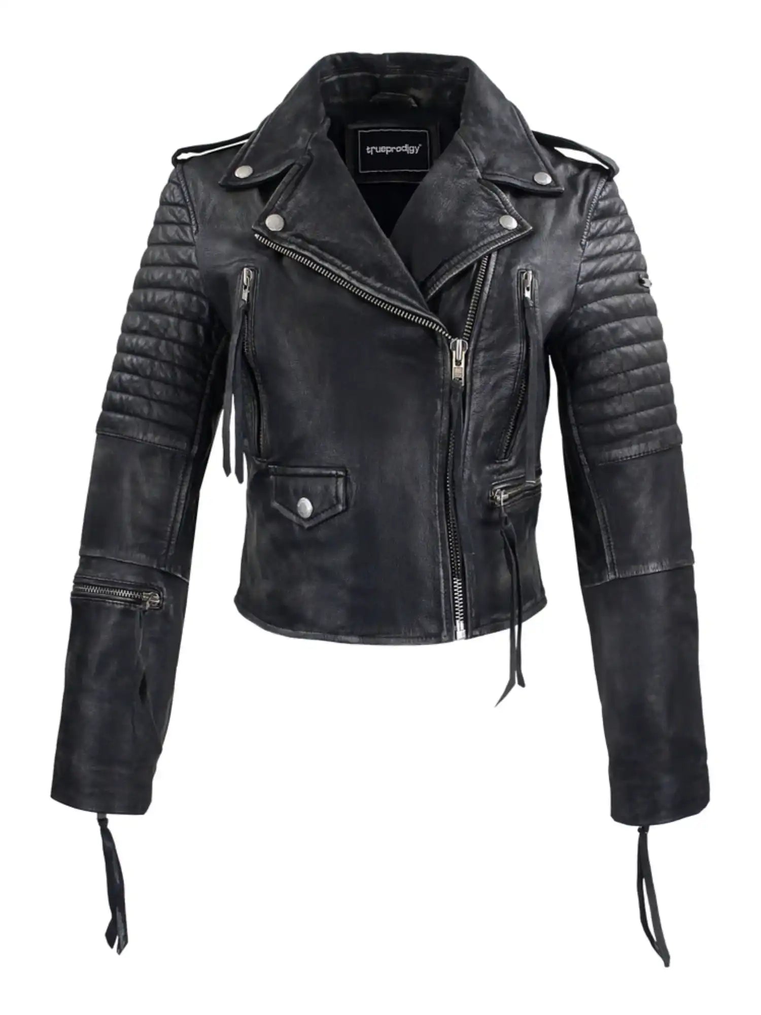 Die trueprodigy Bikerlederjacke Vintage Optik ist eine Bikerjacke aus schwarzem, gewaschenem Leder mit einem asymmetrischen Frontreißverschluss, gesteppten Schulter- und Ärmeleinsätzen, silbernen Druckknöpfen, Reißverschlusstaschen und dekorativen Zipper-Pulls.