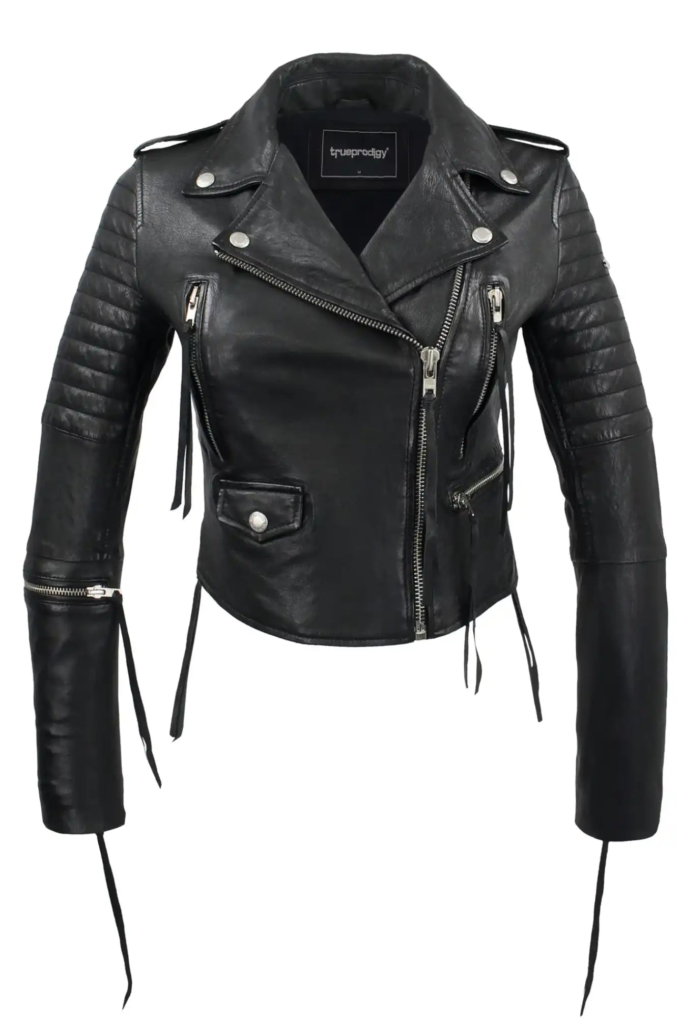 Die Jade Biker Lederjacke von trueprodigy für Damen zeigt sich im Biker-Style mit gesteppten Details, mehreren Reißverschlusstaschen, silberner Hardware und langen Zippern - präsentiert auf weißem Hintergrund.