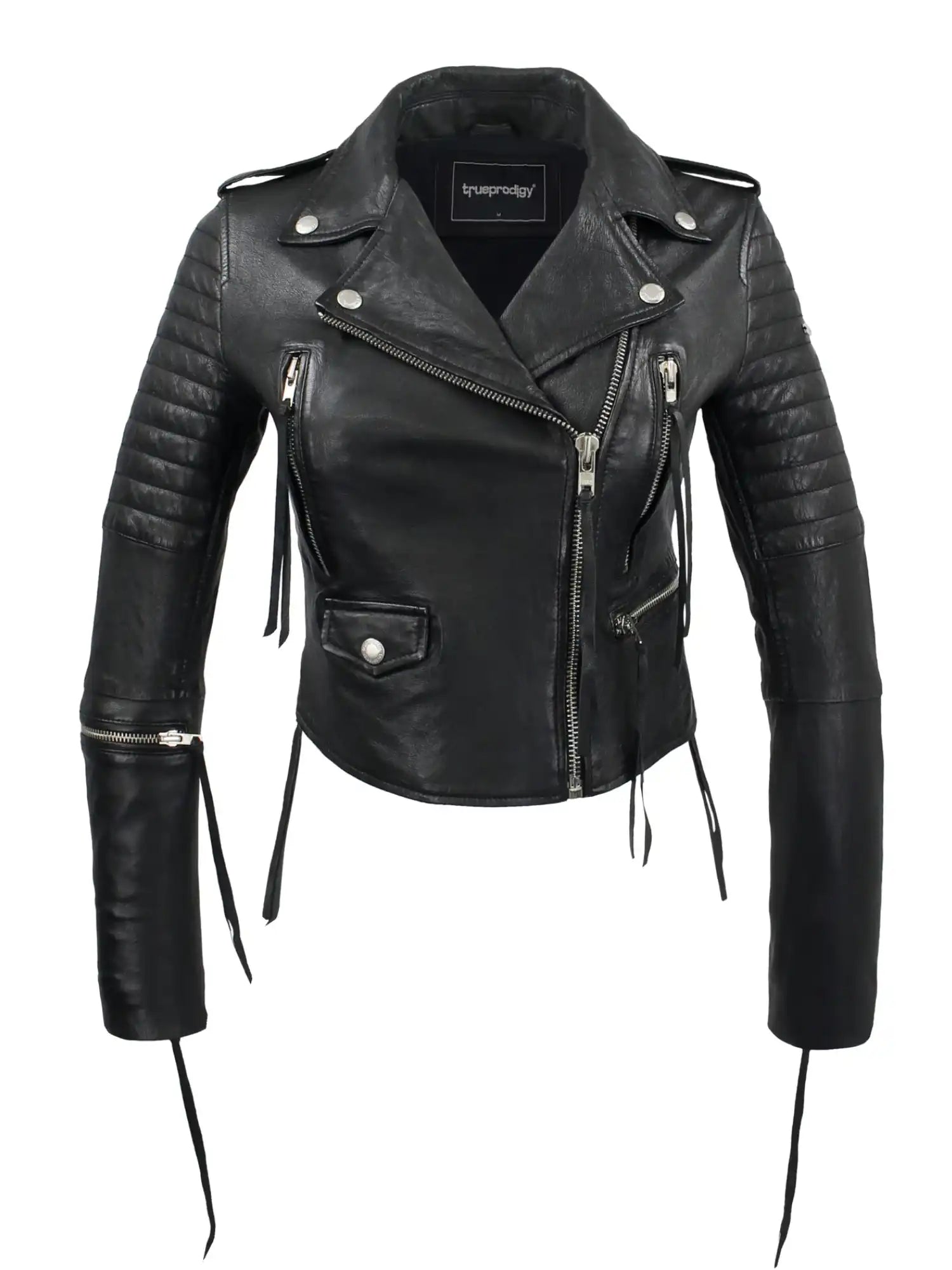 Die Jade Biker Lederjacke von trueprodigy für Damen zeigt sich im Biker-Style mit gesteppten Details, mehreren Reißverschlusstaschen, silberner Hardware und langen Zippern - präsentiert auf weißem Hintergrund.