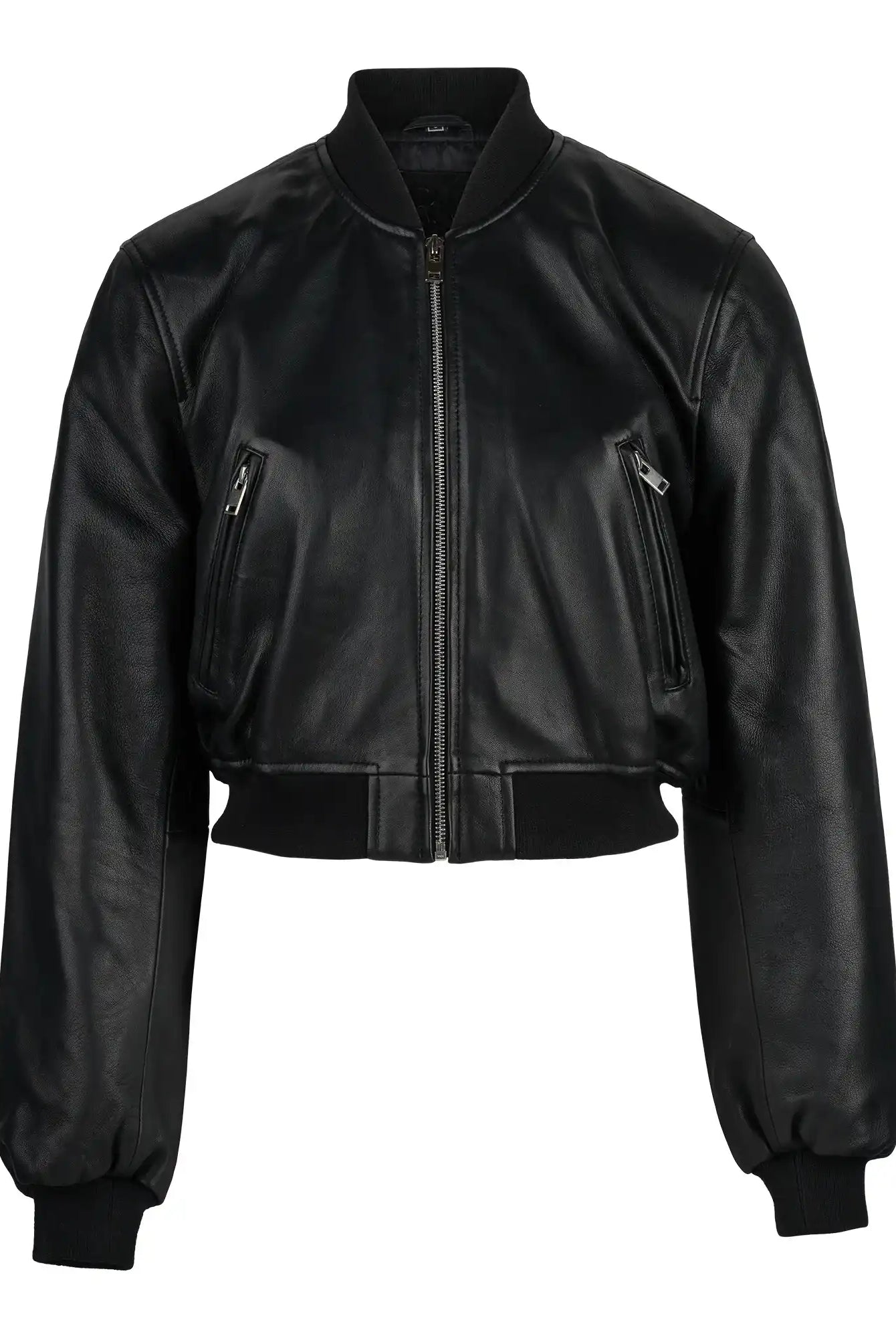 Die trueprodigy Paola Kurze Oversized Lederjacke ist eine schwarze Bomberjacke mit Frontreißverschluss, geripptem Kragen, Ärmelbündchen und Saum, zwei schrägen Brusttaschen mit Reißverschluss, langen Ärmeln und einer taillierten Passform für stilvolles Flair.