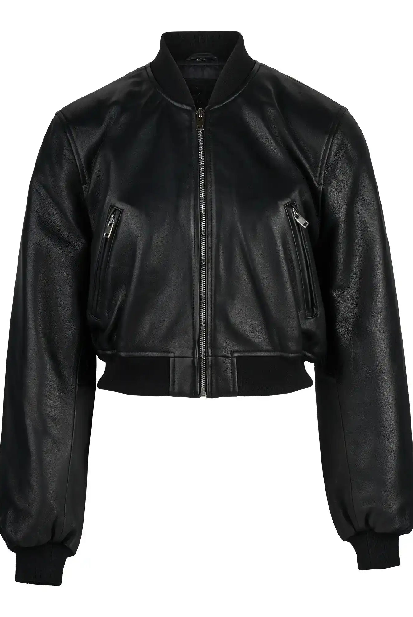 Die trueprodigy Paola Kurze Oversized Lederjacke ist eine schwarze Bomberjacke mit Frontreißverschluss, geripptem Kragen, Ärmelbündchen und Saum, zwei schrägen Brusttaschen mit Reißverschluss, langen Ärmeln und einer taillierten Passform für stilvolles Flair.