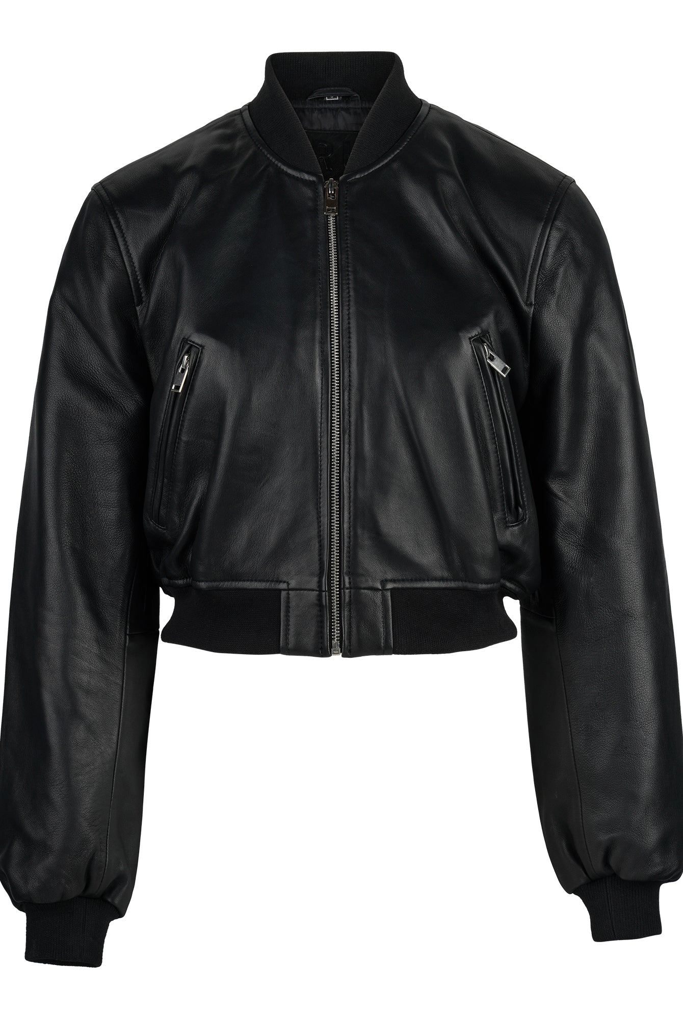 Bomber-Lederjacke für Damen „Paola“ von trueprodigy aus schwarzem Leder mit Stehkragen, Reißverschluss vorne, zwei Brusttaschen mit Reißverschluss sowie gerippten Bündchen und Saum, präsentiert vor einem schlichten weißen Hintergrund.