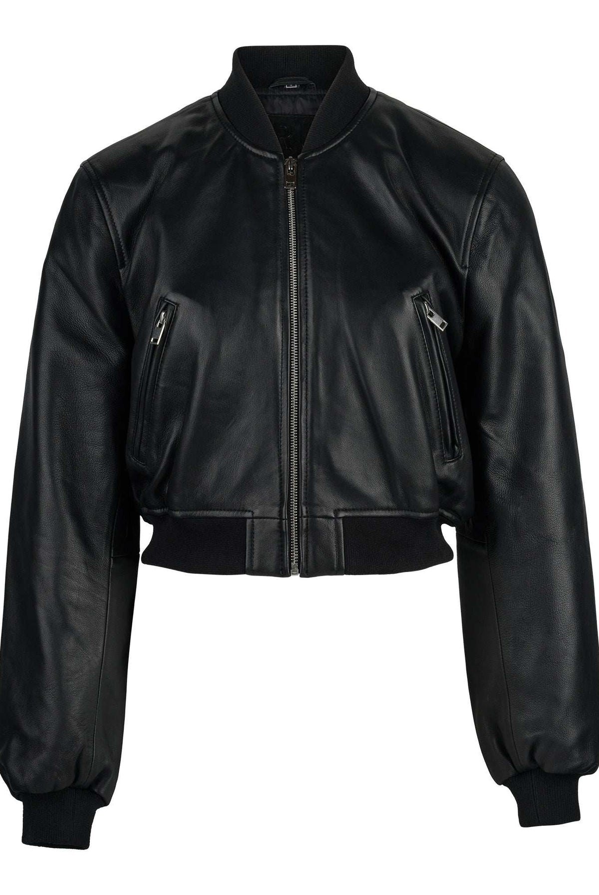 Bomber-Lederjacke für Damen „Paola“ von trueprodigy aus schwarzem Leder mit Stehkragen, Reißverschluss vorne, zwei Brusttaschen mit Reißverschluss sowie gerippten Bündchen und Saum, präsentiert vor einem schlichten weißen Hintergrund.