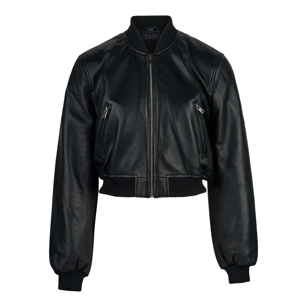 Bomber-Lederjacke für Damen „Paola“ von trueprodigy aus schwarzem Leder mit Stehkragen, Reißverschluss vorne, zwei Brusttaschen mit Reißverschluss sowie gerippten Bündchen und Saum, präsentiert vor einem schlichten weißen Hintergrund.