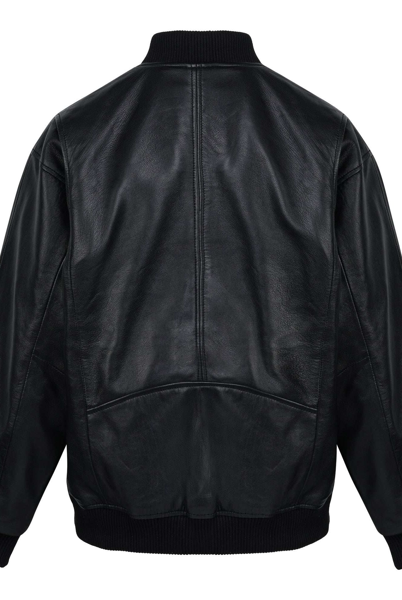 Die Selina Oversize-Bomberjacke aus Leder von trueprodigy zeigt sich von hinten mit Rippbündchen an Kragen, Manschetten und Saum, sowie einem schwarzen Reißverschluss und sichtbaren Nähten in der Mitte und am oberen Rücken.