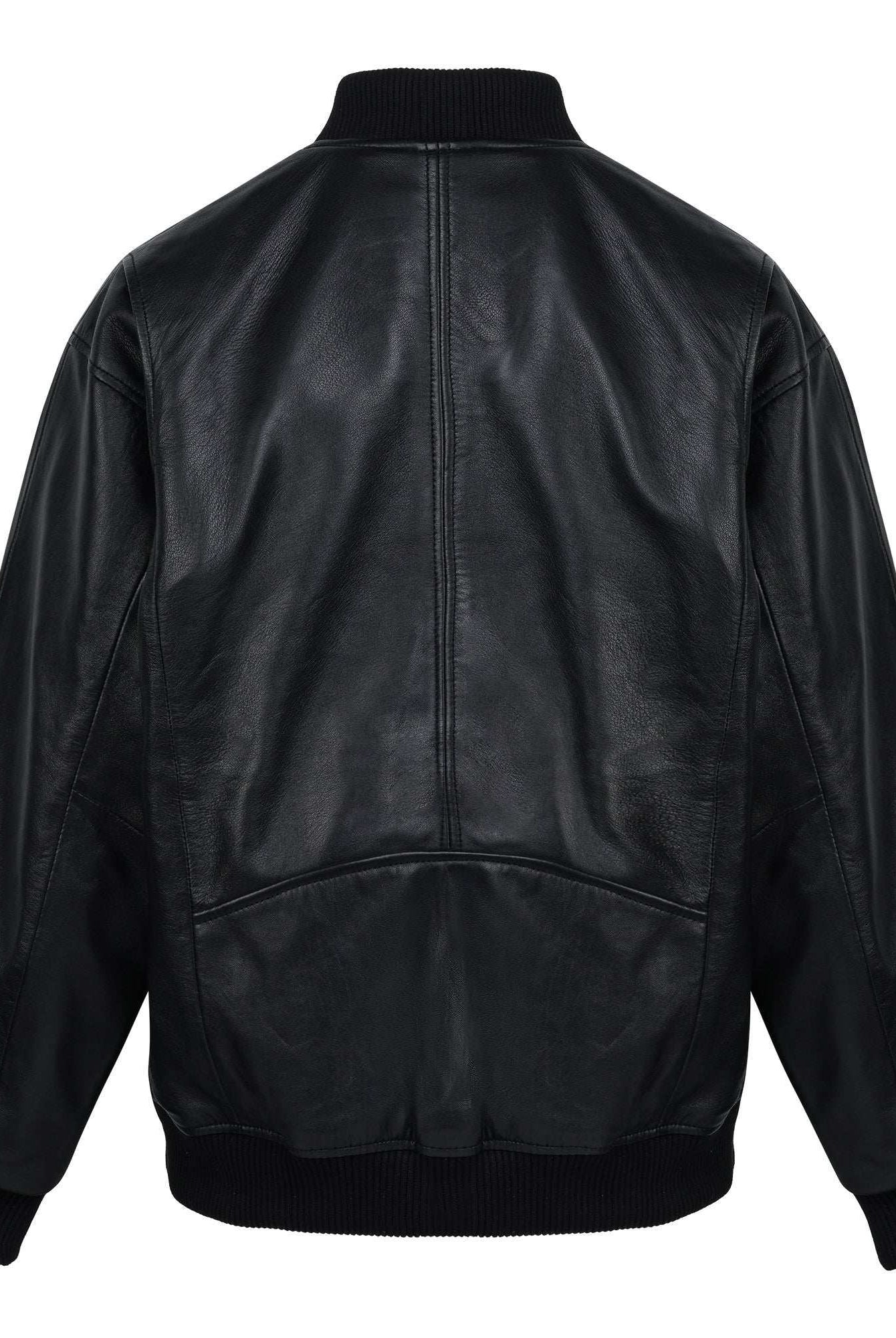 Die Selina Oversize-Bomberjacke aus Leder von trueprodigy zeigt sich von hinten mit Rippbündchen an Kragen, Manschetten und Saum, sowie einem schwarzen Reißverschluss und sichtbaren Nähten in der Mitte und am oberen Rücken.
