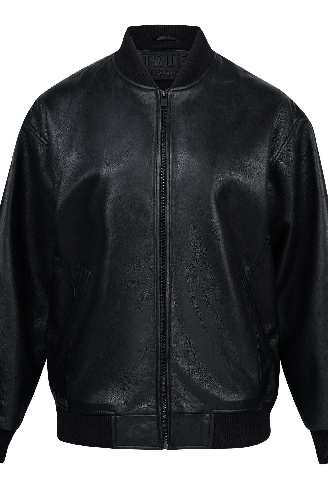 Die trueprodigy Selina Oversize-Bomberjacke aus Leder hat gerippte Bündchen, einen Kragen, einen Bund, einen schwarzen Reißverschluss und zwei Vordertaschen. Sie wird vor einem schlichten weißen Hintergrund präsentiert.