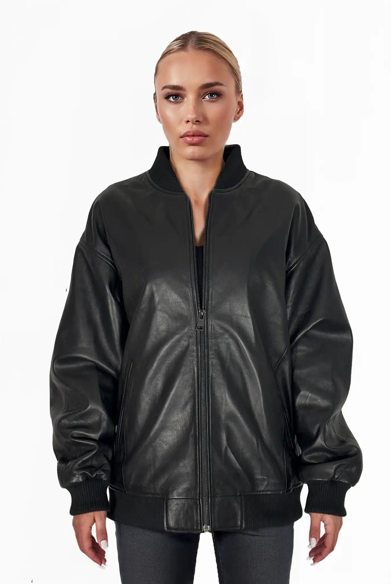 Jemand trägt die trueprodigy Selina Oversize-Bomberjacke aus Leder mit gerippten Bündchen und schwarzem Reißverschluss, die nach vorne gerichtet vor einem schlichten weißen Hintergrund steht.