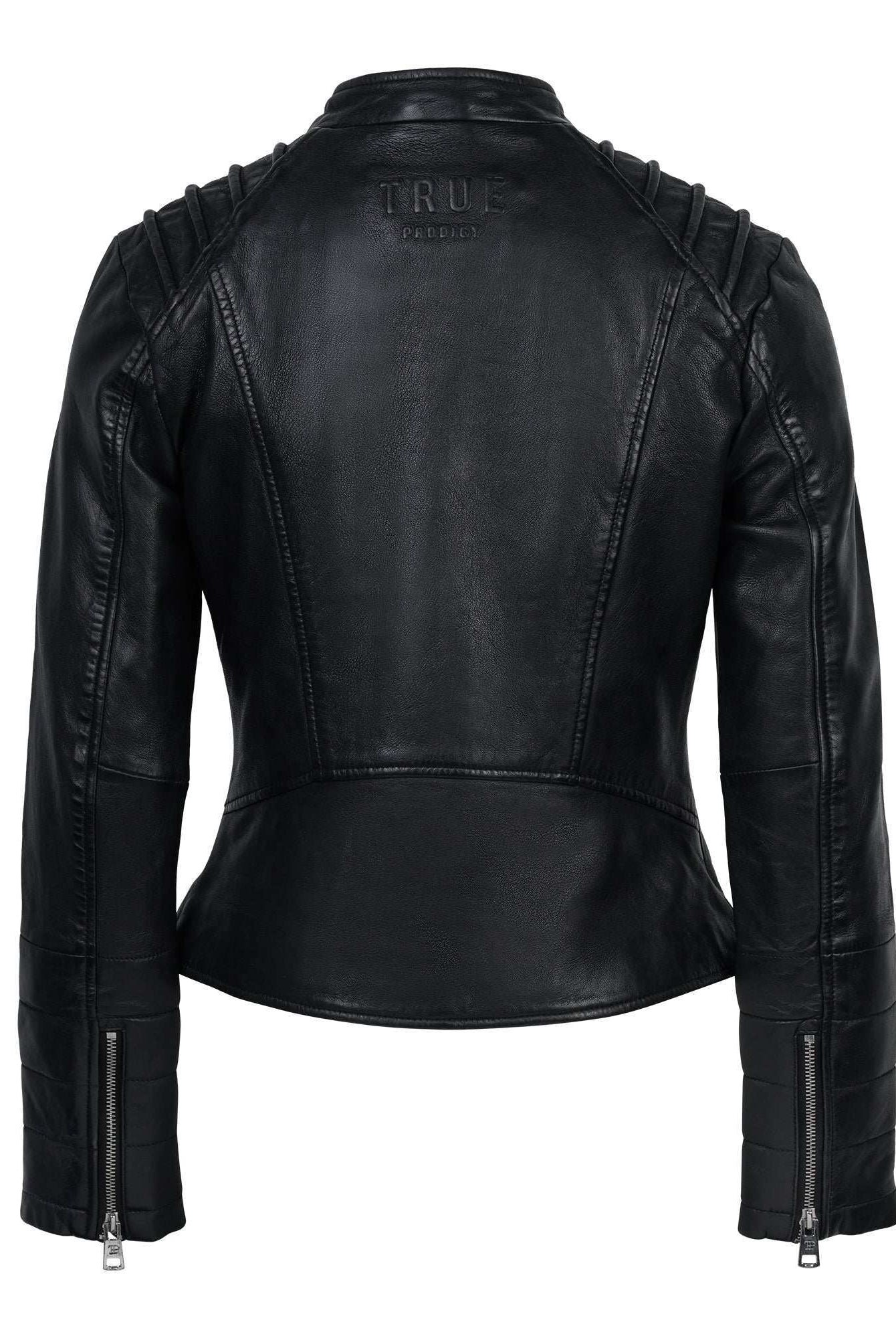 Die Raegan Taillierte Lederjacke von trueprodigy aus schwarzem Schafsleder zeigt sich hinten mit Steppnähten an Schultern/Ärmeln, vertikalen Nähten, Stehkragen, silbernen Reißverschlüssen an den Ärmeln und "TRUE"-Prägung am Kragen.