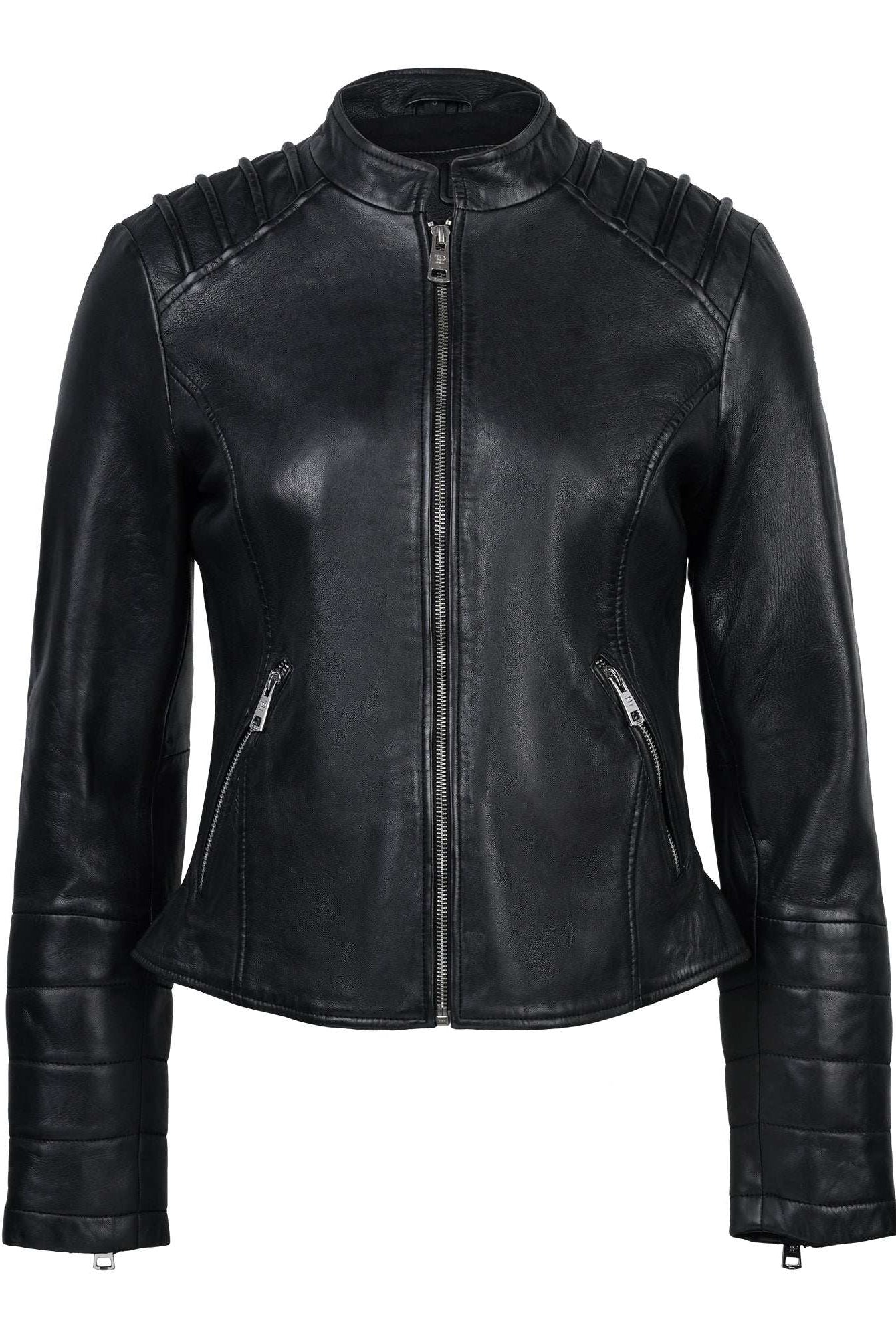Die trueprodigy Raegan Taillierte Lederjacke hat schwarze Schafsleder, einen kragenlosen Stehkragen, silberne Reißverschlüsse, seitliche Reißverschlusstaschen, gepolsterte Schultern und gesteppte Ärmel in tailliertem Design.
