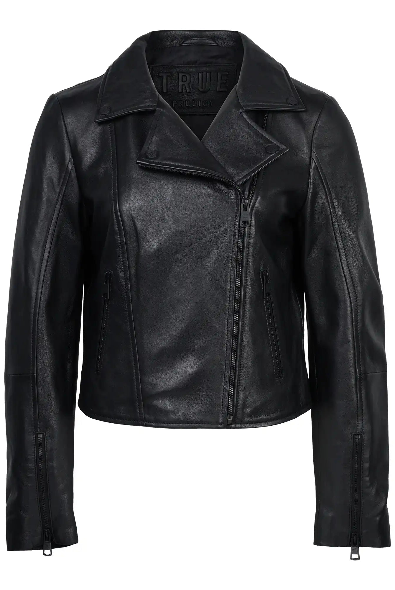 Die trueprodigy Stella taillierte Lederjacke mit schwarzem Reißverschluss & Ärmelzipper, seitlichen Reißverschlusstaschen und breitem, gekerbtem Kragen ist in Schwarz auf weißem Grund gehalten.