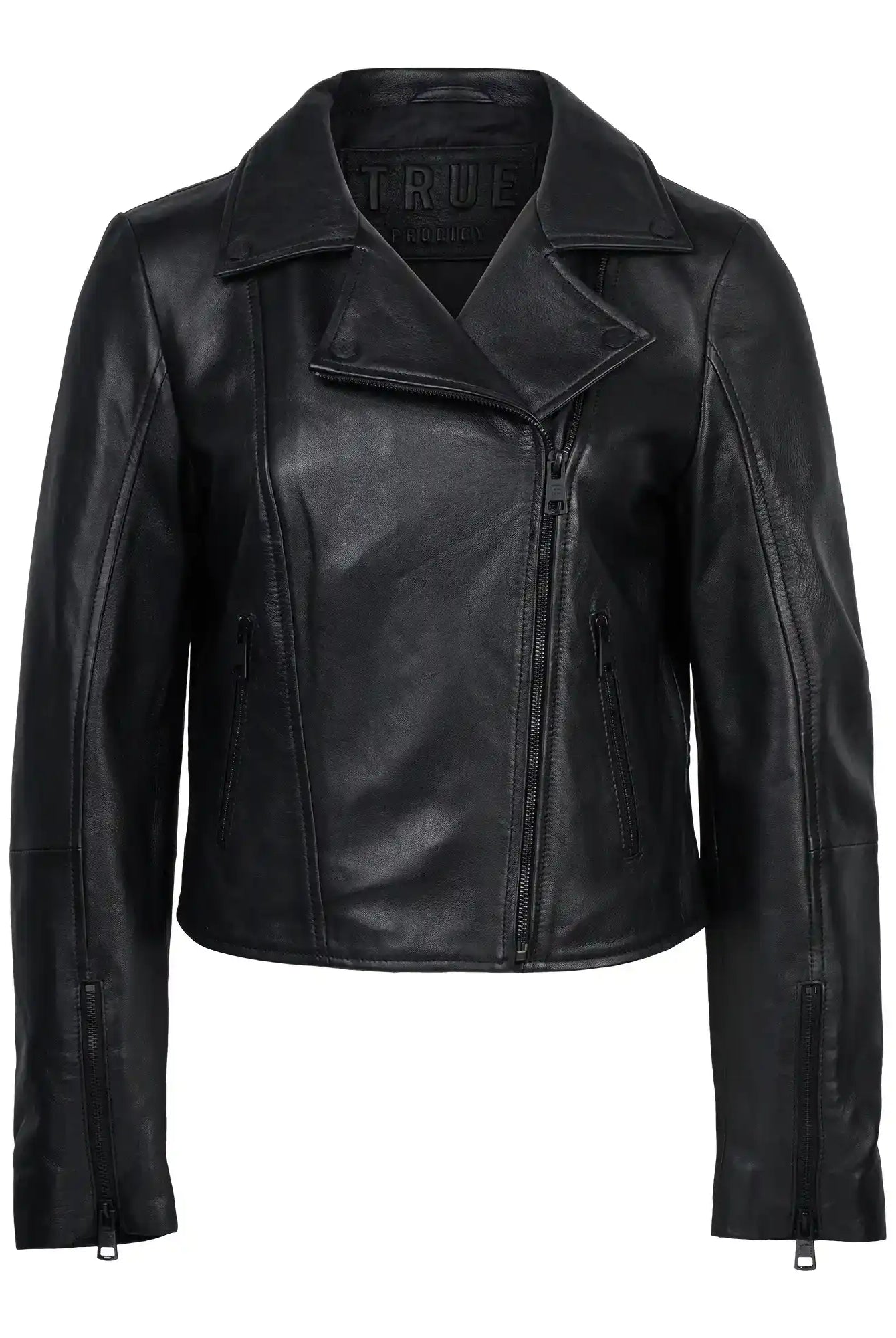 Die trueprodigy Stella taillierte Lederjacke mit schwarzem Reißverschluss & Ärmelzipper, seitlichen Reißverschlusstaschen und breitem, gekerbtem Kragen ist in Schwarz auf weißem Grund gehalten.