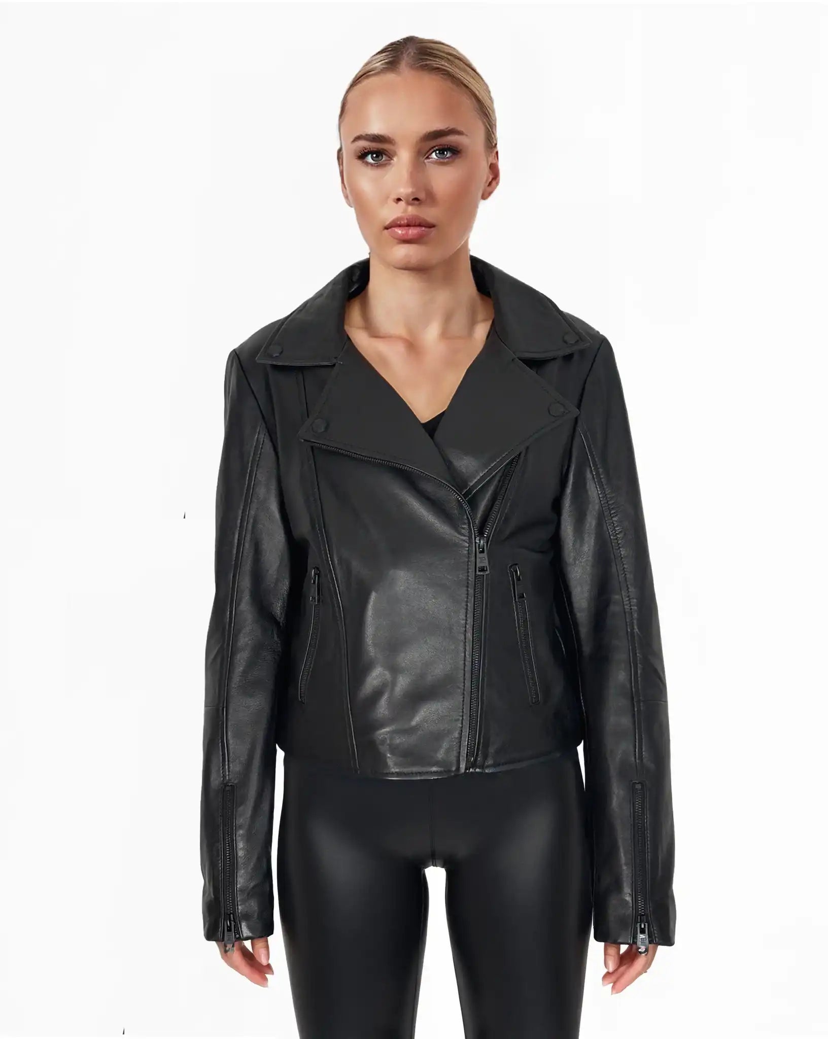 Eine Person steht mit dem Gesicht nach vorne vor einem schlichten weißen Hintergrund und trägt die trueprodigy Stella taillierte Lederjacke mit schwarzem Reißverschluss & Ärmelzipper, zusammen mit einer schwarzen Hose.