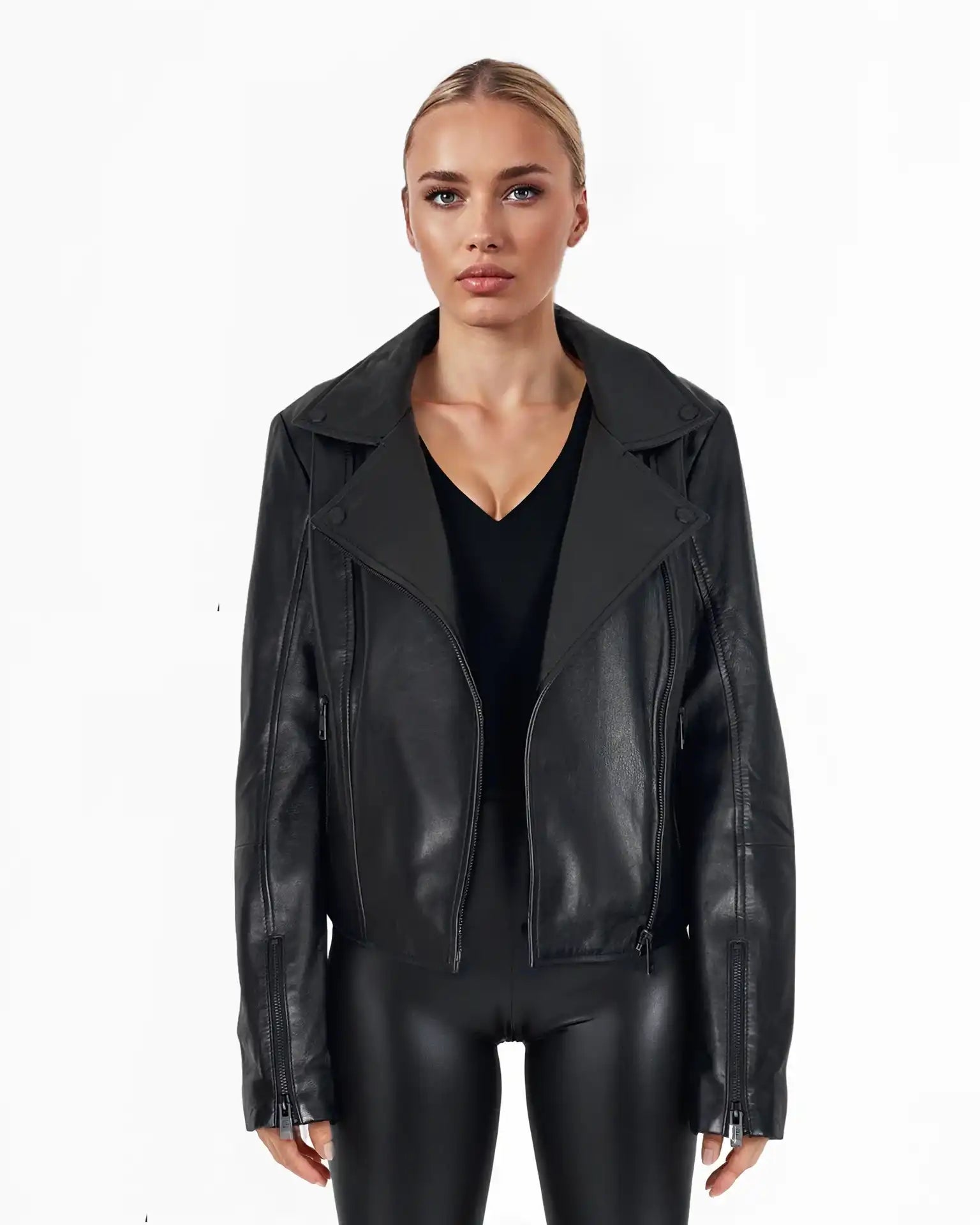 Eine Frau trägt die Stella Taillierte Lederjacke mit schwarzem Reißverschluss & Ärmelzipper von trueprodigy über einem schwarzen Top und glänzenden Leggings, ihr blondes Haar ist zurückgebunden, vor schlicht weißem Hintergrund.