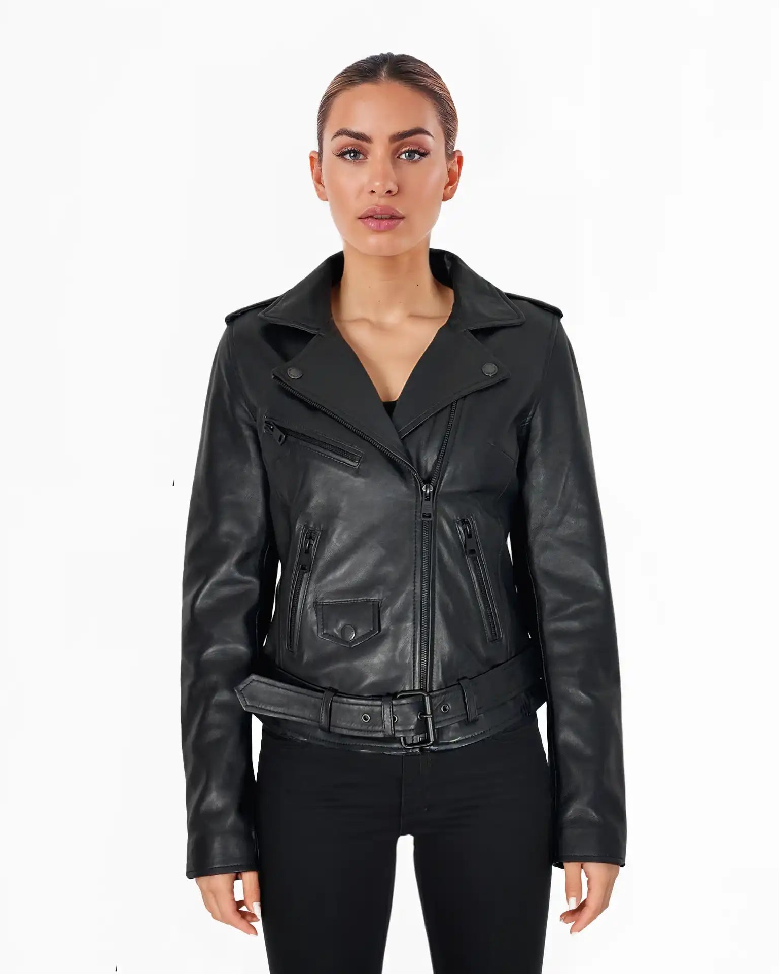 Eine Frau steht mit dem Gesicht nach vorne vor einem weißen Hintergrund und trägt die trueprodigy Laura Feminine Bikerjacke mit Gürtel & Schulterriegeln und eine schwarze Hose. Ihr Haar ist hochgesteckt, und sie hat einen neutralen Gesichtsausdruck.