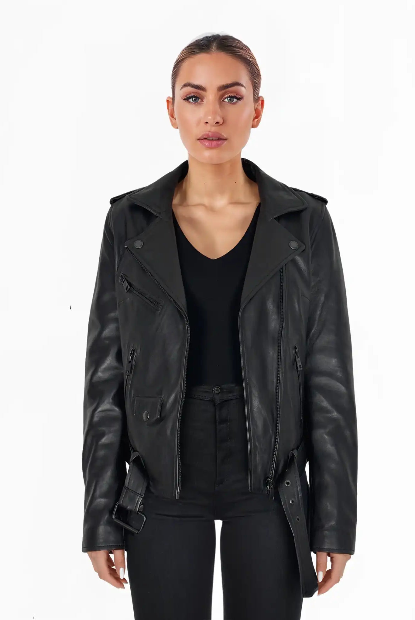 Eine Frau mit zurückgebundenen dunklen Haaren steht mit dem Gesicht nach vorne und trägt eine trueprodigy Laura Feminine Bikerjacke mit Gürtel & Schulterriegeln über einem schwarzen Oberteil und einer schwarzen Hose vor einem schlichten weißen Hintergrund.