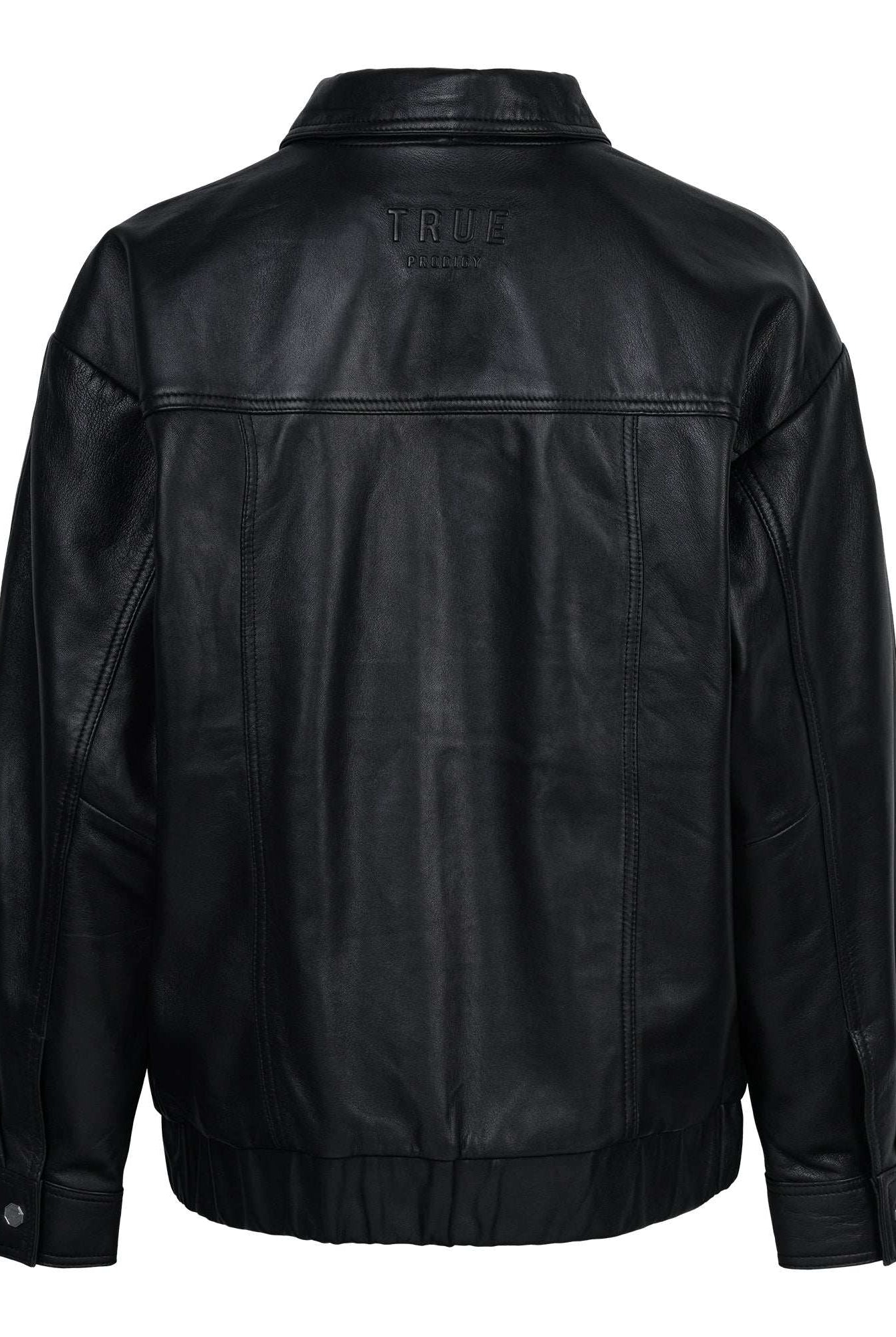 Die trueprodigy Nova Oversize-Lederjacke hat ein schwarzes Schafsleder-Design mit langen Ärmeln, Gummizugsaum, Lederdetails und dem Wort TRUE auf dem Rücken - ein markantes Statement für deinen Look.