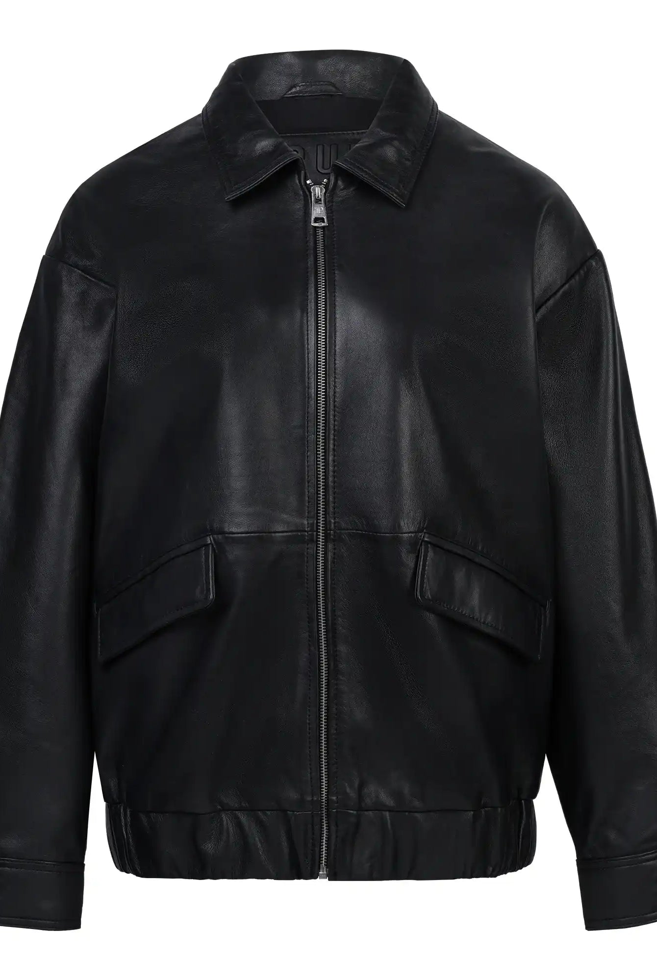 Die trueprodigy Nova Oversize-Lederjacke für Damen aus schwarzem Leder bietet Frontreißverschluss, zwei schräge Taschen, umgeschlagenen Kragen sowie Gummizugsaum und markante Lederdetails.