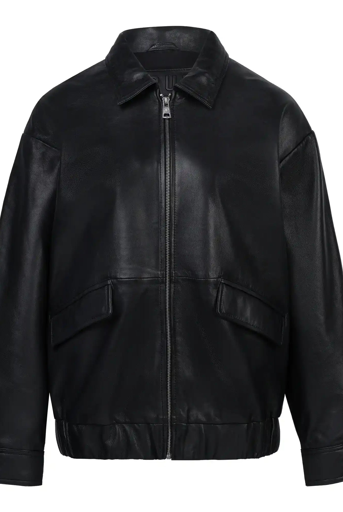 Die trueprodigy Nova Oversize-Lederjacke für Damen aus schwarzem Leder bietet Frontreißverschluss, zwei schräge Taschen, umgeschlagenen Kragen sowie Gummizugsaum und markante Lederdetails.