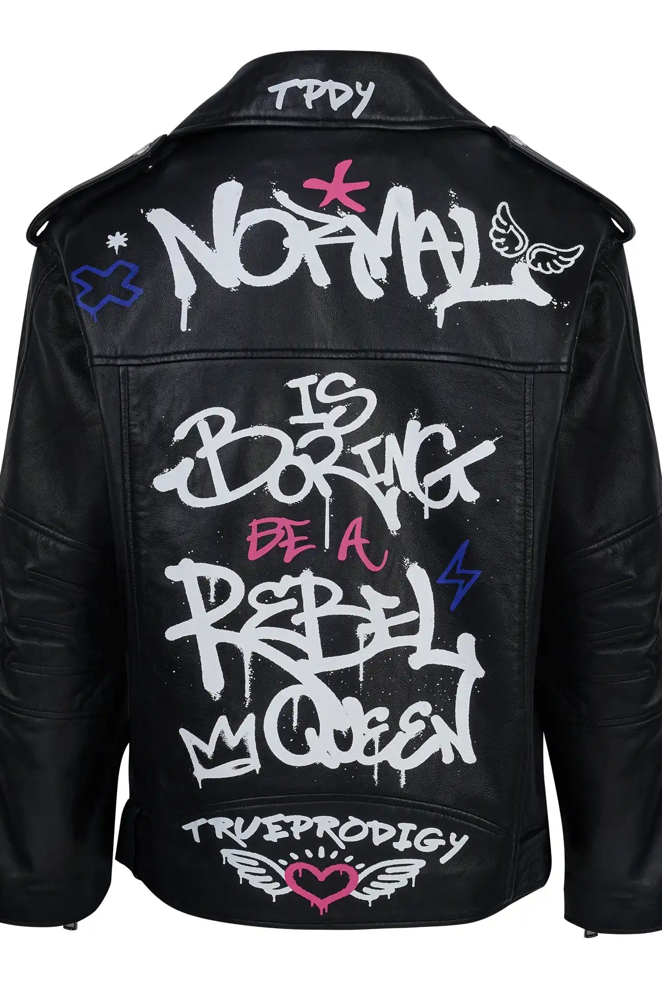 Die trueprodigy Anya ist eine schwarze Damen Lederjacke mit weißem, rosafarbenem und blauem Graffiti-Schriftzug - NORMAL IS BORING, BE A REBEL, TRUE PRODIGY - sowie Herzen und Engelsflügeln auf der Rückseite für einen gewagten Statement-Look.