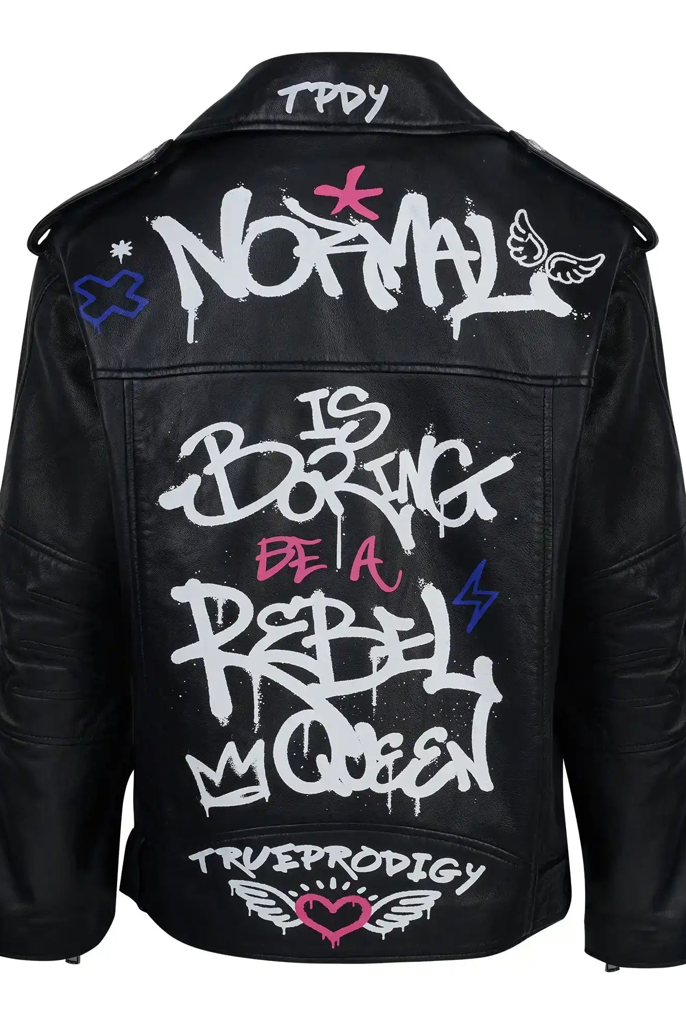 Die trueprodigy Anya ist eine schwarze Damen Lederjacke mit weißem, rosafarbenem und blauem Graffiti-Schriftzug - NORMAL IS BORING, BE A REBEL, TRUE PRODIGY - sowie Herzen und Engelsflügeln auf der Rückseite für einen gewagten Statement-Look.