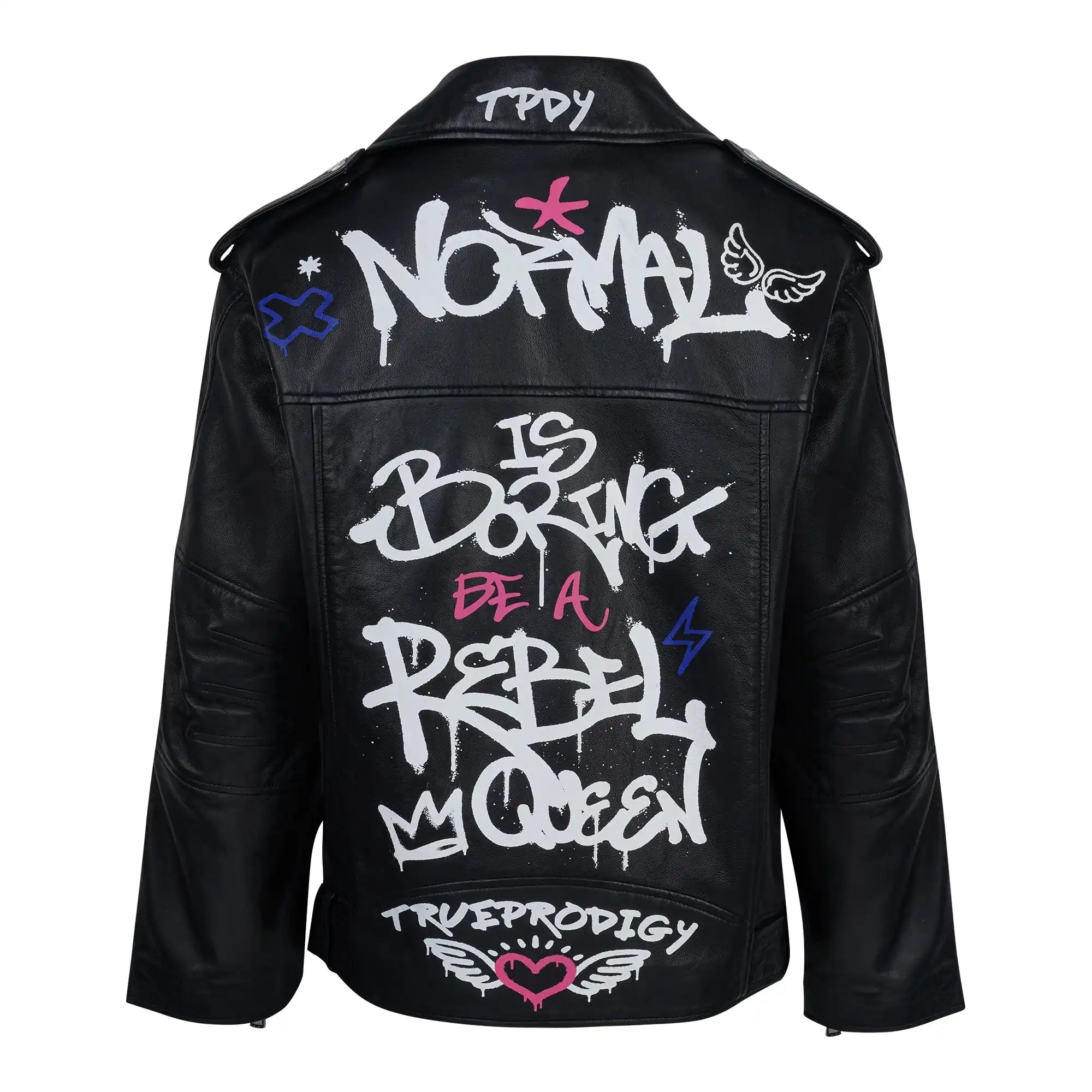 Die trueprodigy Anya ist eine schwarze Damen Lederjacke mit weißem, rosafarbenem und blauem Graffiti-Schriftzug - NORMAL IS BORING, BE A REBEL, TRUE PRODIGY - sowie Herzen und Engelsflügeln auf der Rückseite für einen gewagten Statement-Look.