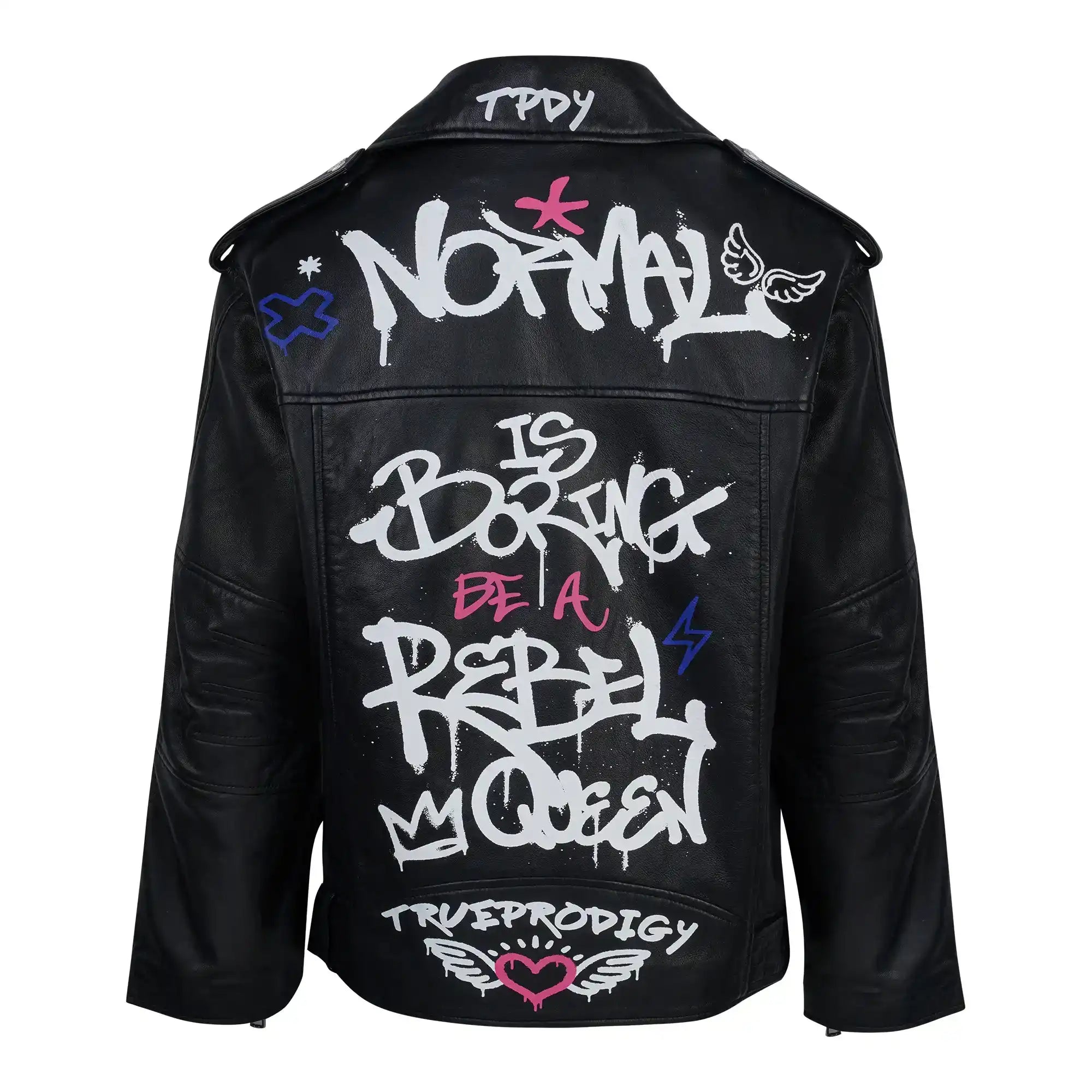 Die trueprodigy Anya ist eine schwarze Damen Lederjacke mit weißem, rosafarbenem und blauem Graffiti-Schriftzug - NORMAL IS BORING, BE A REBEL, TRUE PRODIGY - sowie Herzen und Engelsflügeln auf der Rückseite für einen gewagten Statement-Look.