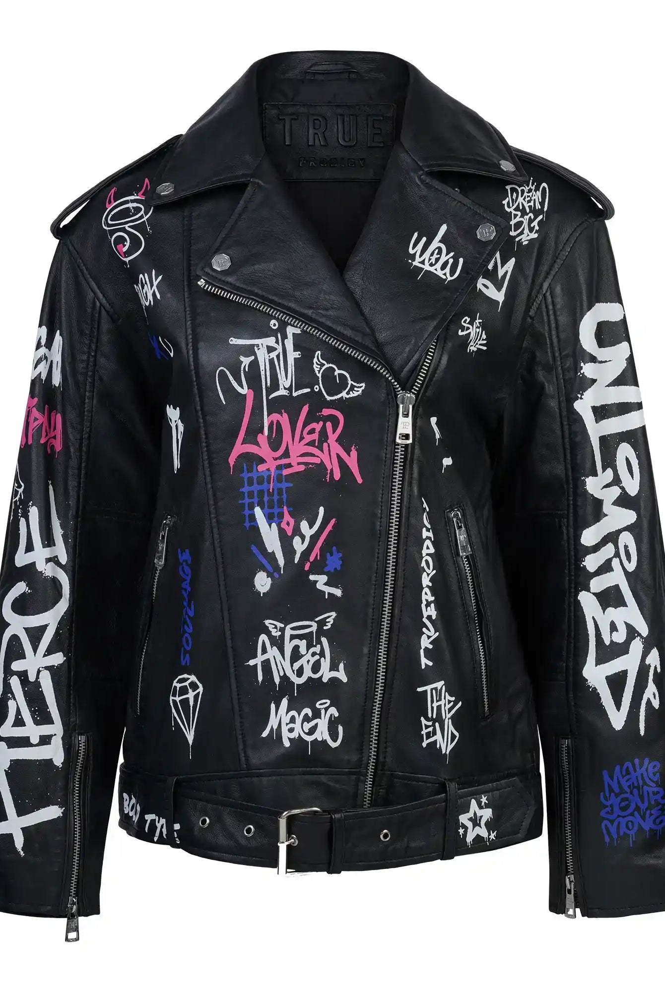 Die trueprodigy Anya ist eine schwarze Schafsleder Damenjacke mit weißen, rosafarbenen und blauen Graffiti-Schriftzügen wie FIERCE und UNLIMITED sowie Sternen und Herzen - ein kantiger Lederlook für einen mutigen Style.