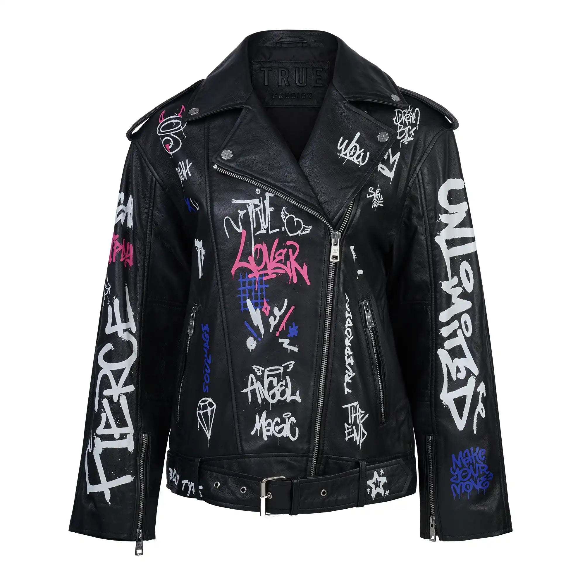 Die trueprodigy Anya ist eine schwarze Schafsleder Damenjacke mit weißen, rosafarbenen und blauen Graffiti-Schriftzügen wie FIERCE und UNLIMITED sowie Sternen und Herzen - ein kantiger Lederlook für einen mutigen Style.