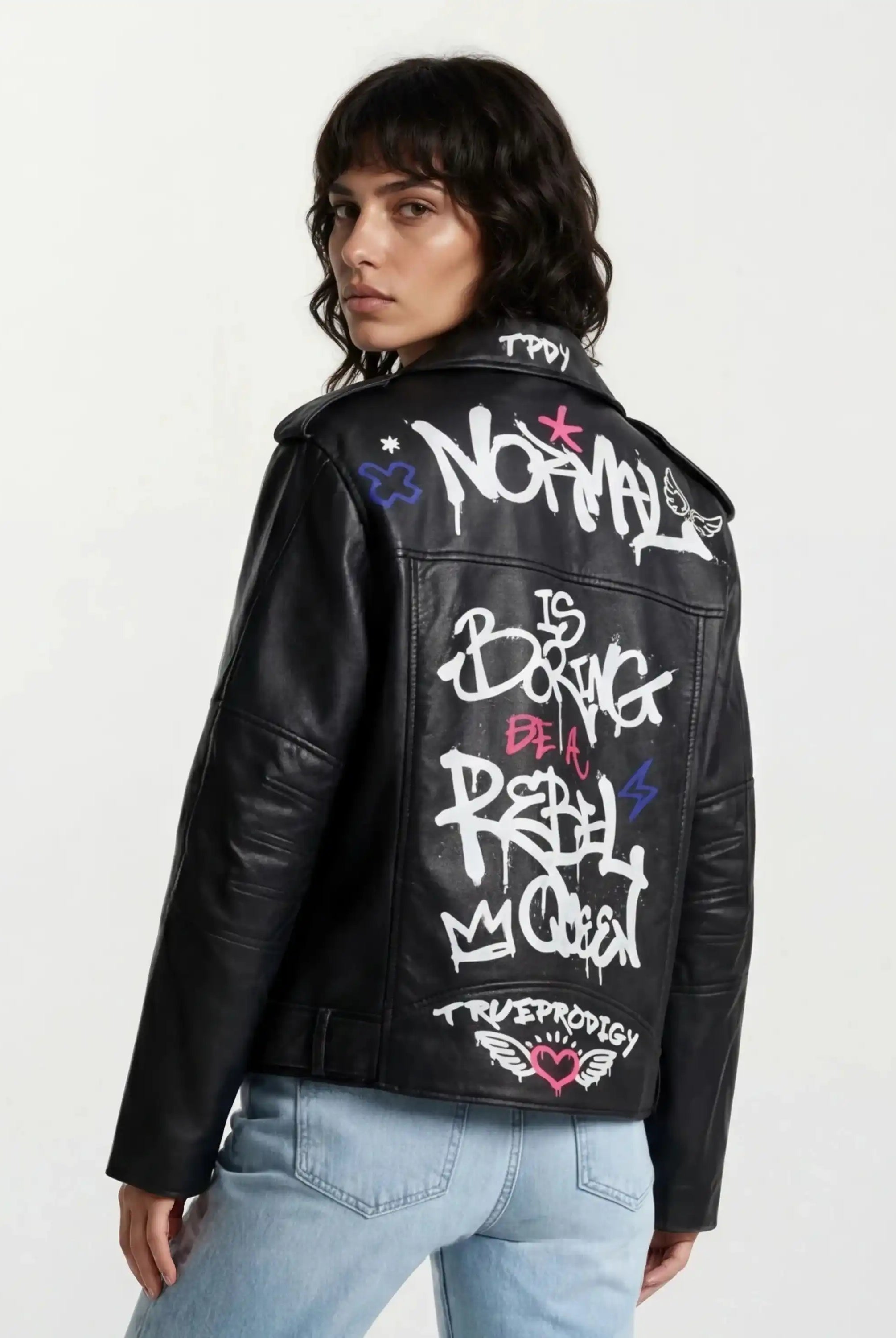 Eine Person wendet den Kopf zur Seite und trägt eine Feminine Lederjacke mit Grafittiprint und schrägem Reißverschluss von trueprodigy - ein mutiges Design für einen auffälligen Stil.