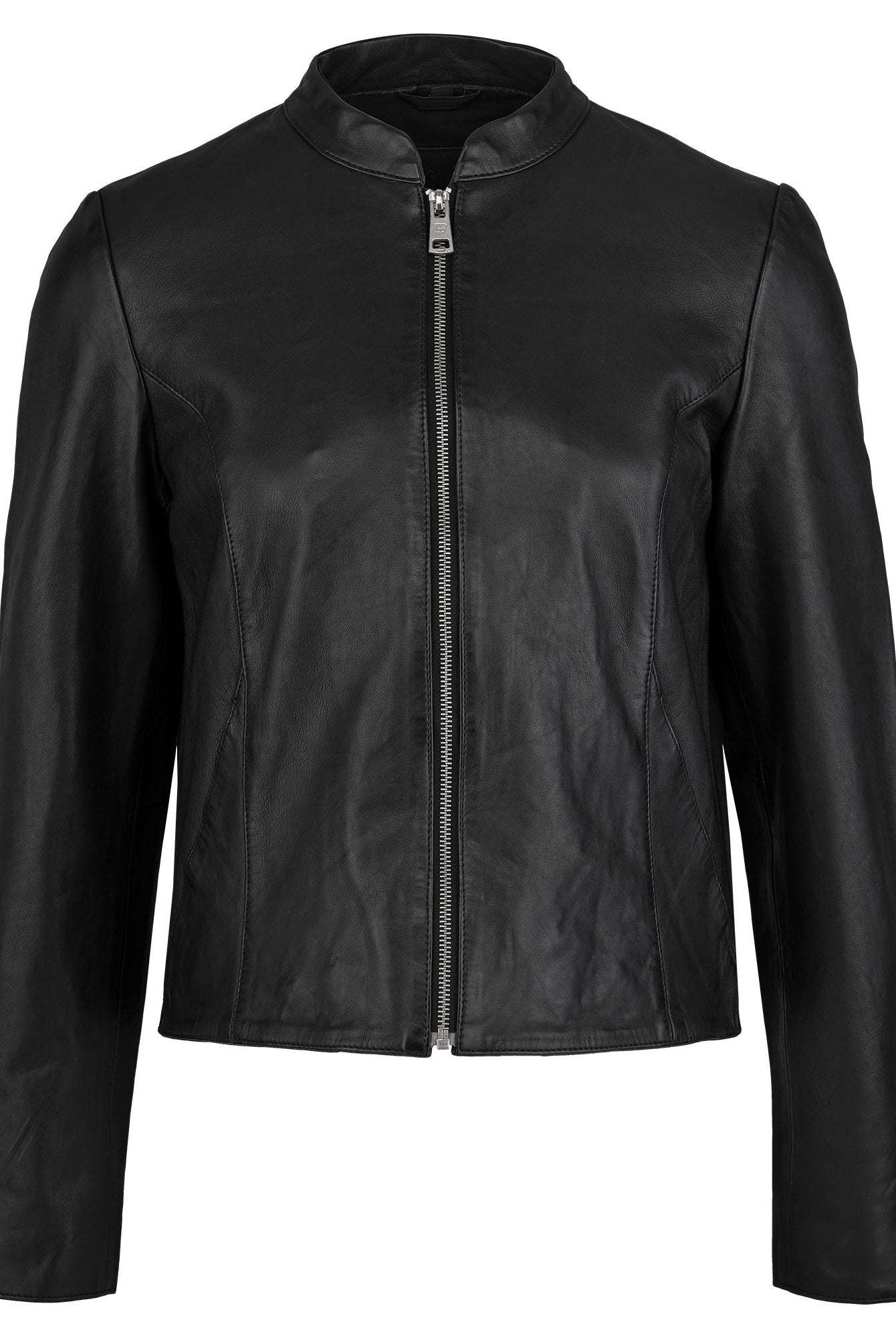 Die trueprodigy Damen Lederjacke aus feinem Schafsleder in Schwarz besticht durch ihr minimalistisches Design, einen Frontreißverschluss, lange Ärmel und einen kragenlosen Ausschnitt vor weißem Hintergrund.