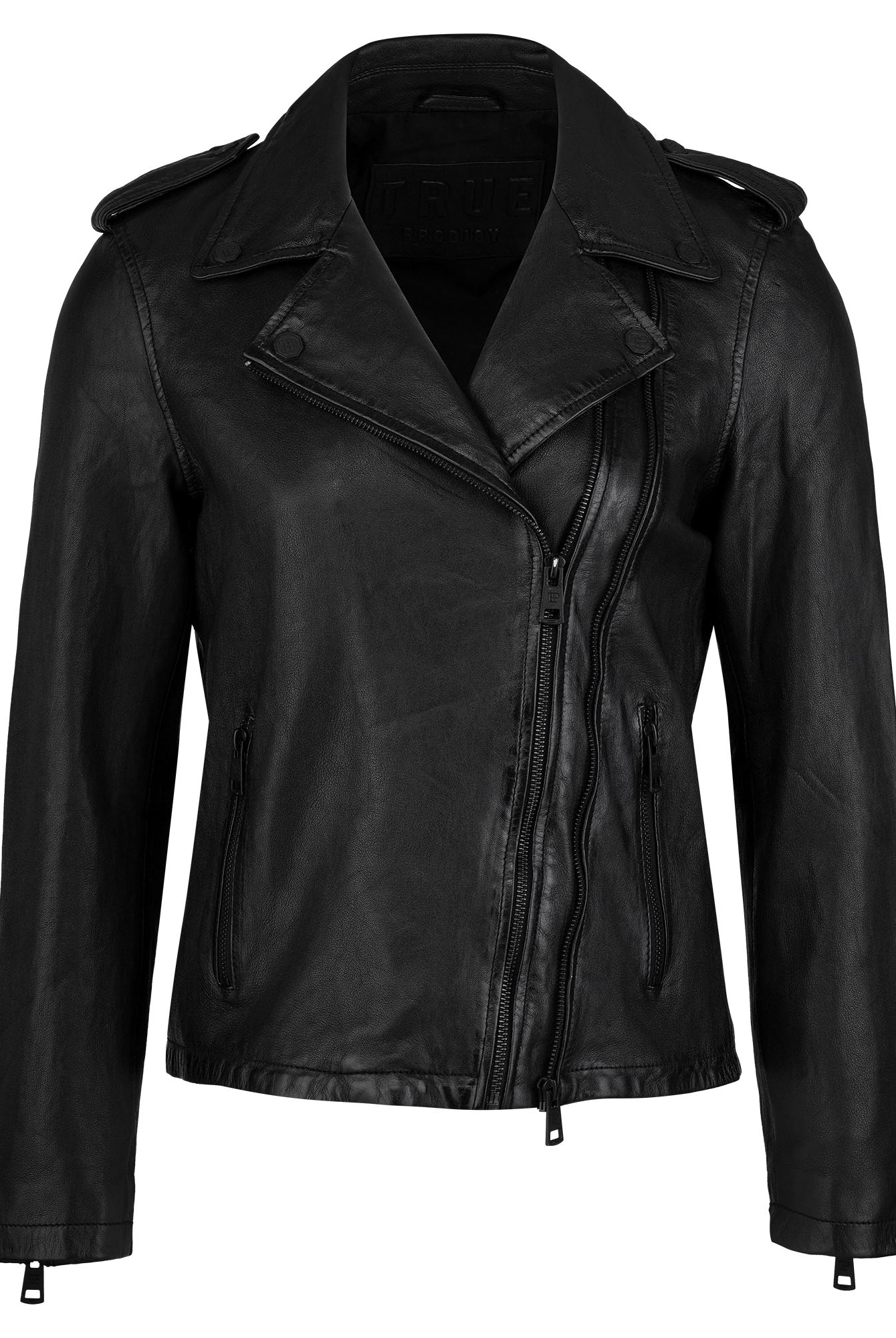 Die Damen Lederjacke aus Schafsleder in Schwarz von trueprodigy im klassischen Biker-Stil präsentiert sich mit asymmetrischem Zipper, zwei Fronttaschen, Schulterriegeln und Kragen mit Druckknöpfen auf weißem Hintergrund.