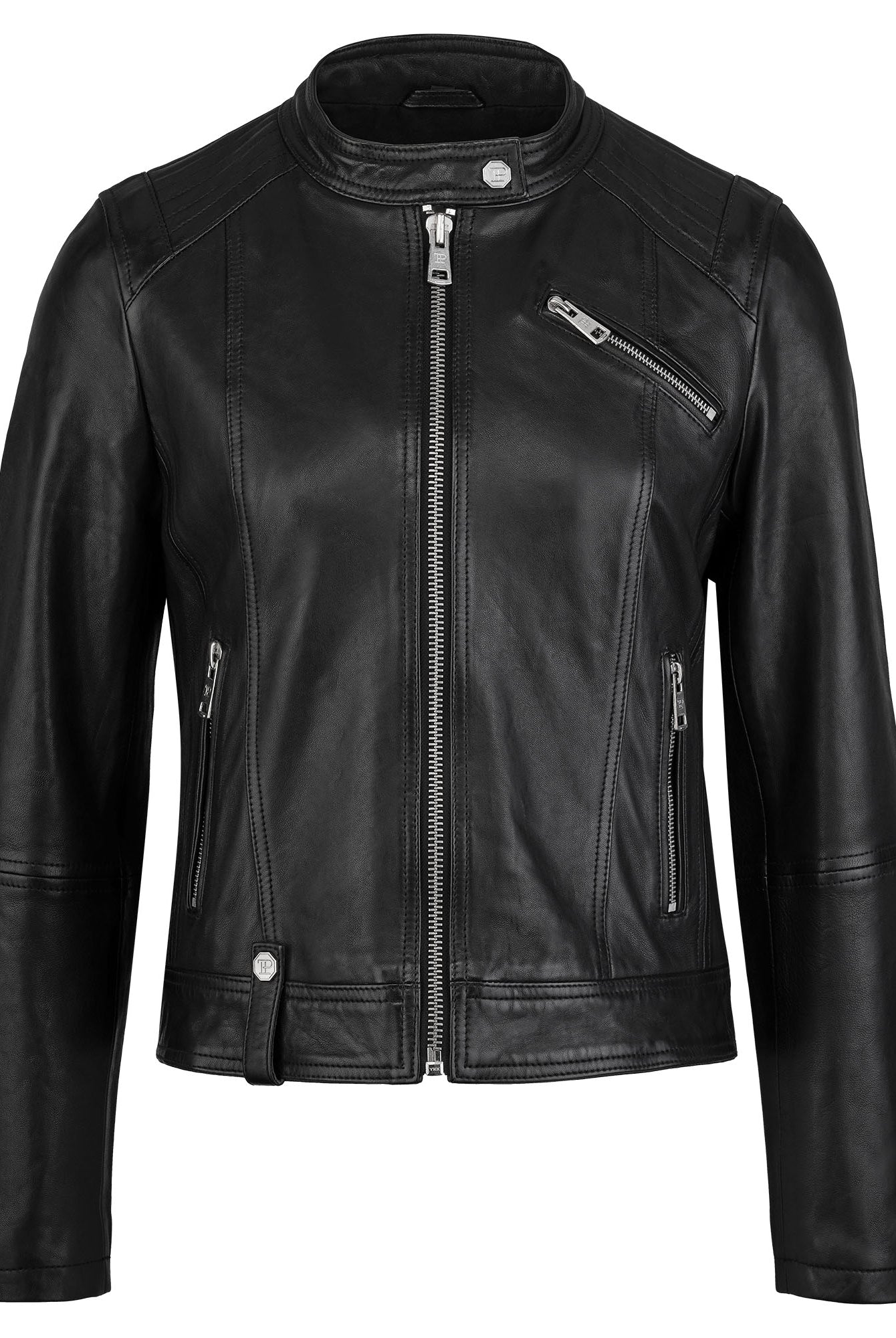 Die trueprodigy Damen Lederjacke aus Schafsleder in Schwarz im modernen Café-Racer-Stil überzeugt mit Frontreißverschluss, zwei Seiten- und einer Brusttasche mit Reißverschluss, Druckknopfkragen und tailliertem Schnitt.