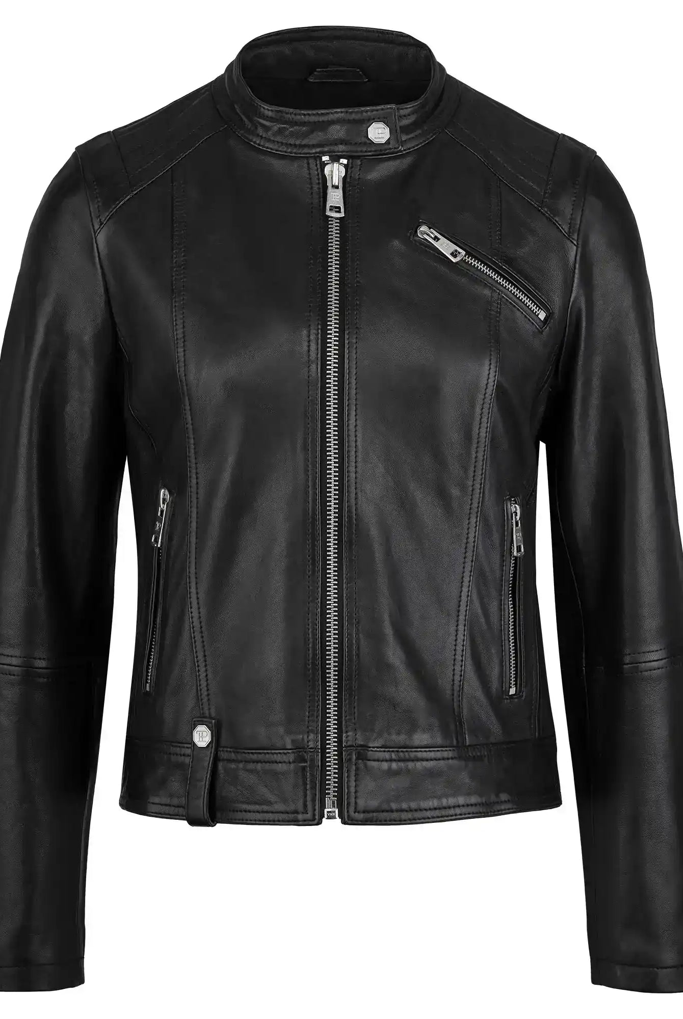 Die trueprodigy Damen Lederjacke aus Schafsleder in Schwarz im modernen Café-Racer-Stil überzeugt mit Frontreißverschluss, zwei Seiten- und einer Brusttasche mit Reißverschluss, Druckknopfkragen und tailliertem Schnitt.