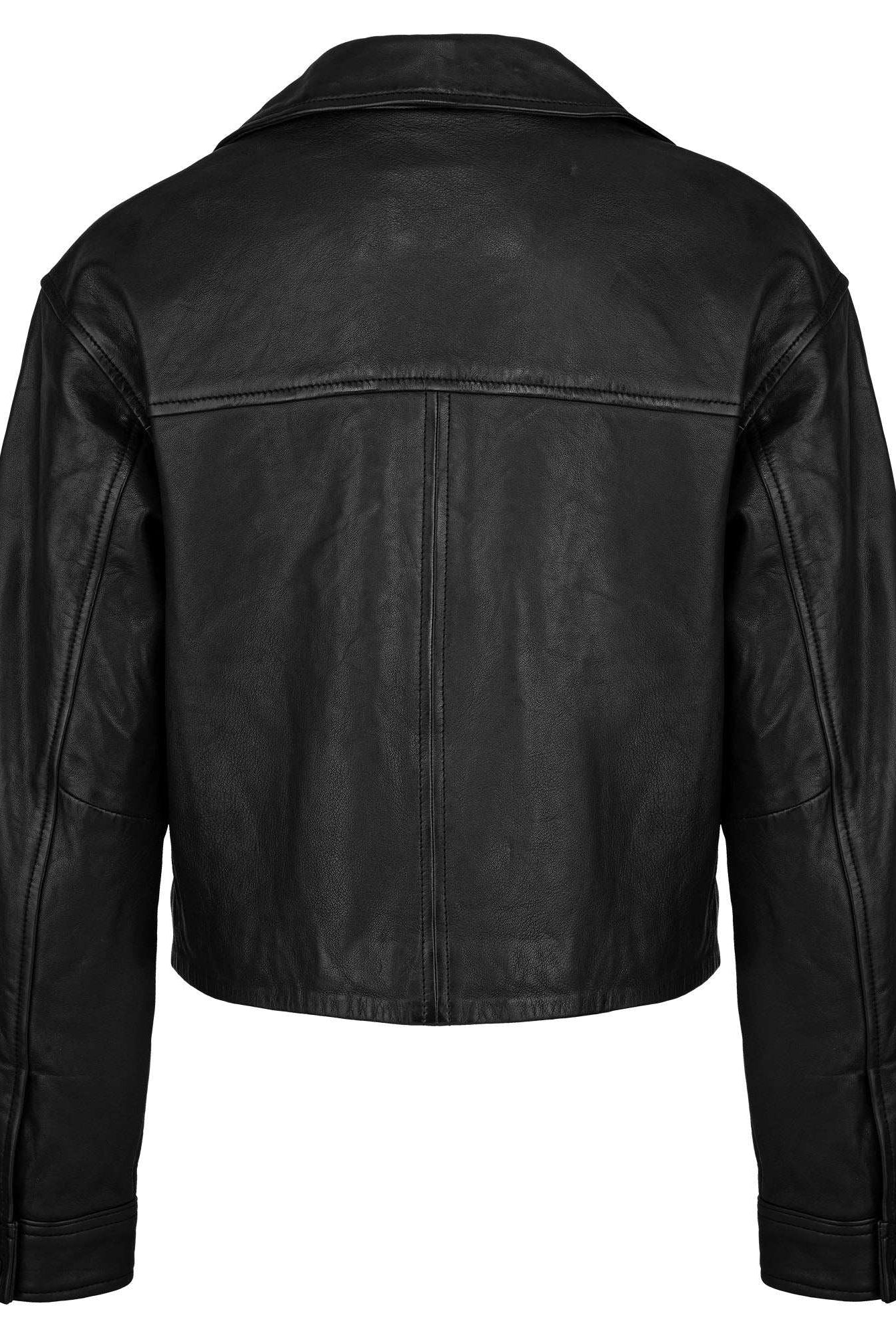 Eine Damen Lederjacke aus Schafsleder in Schwarz von trueprodigy wird von hinten gezeigt, mit geradem Rückenyoke, langen Ärmeln und sichtbaren Nähten. Die Oversized Cropped-Jacke besticht durch ihre glatte Oberfläche.