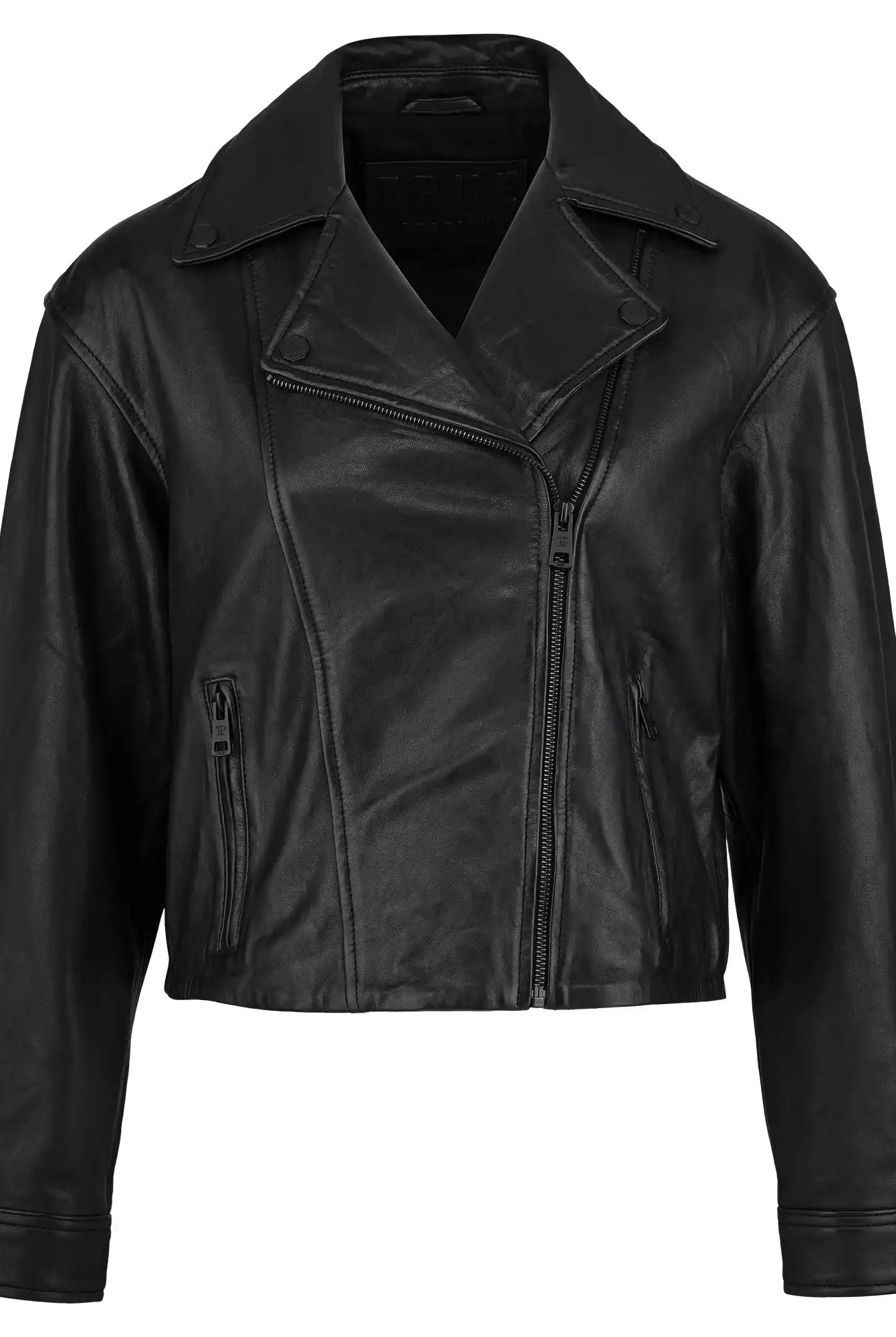 Die trueprodigy Damen Lederjacke aus Schafsleder in Schwarz im Oversized Cropped-Style präsentiert sich mit asymmetrischem Frontreißverschluss, breiten Revers und seitlichen Zipper-Taschen auf weißem Hintergrund.