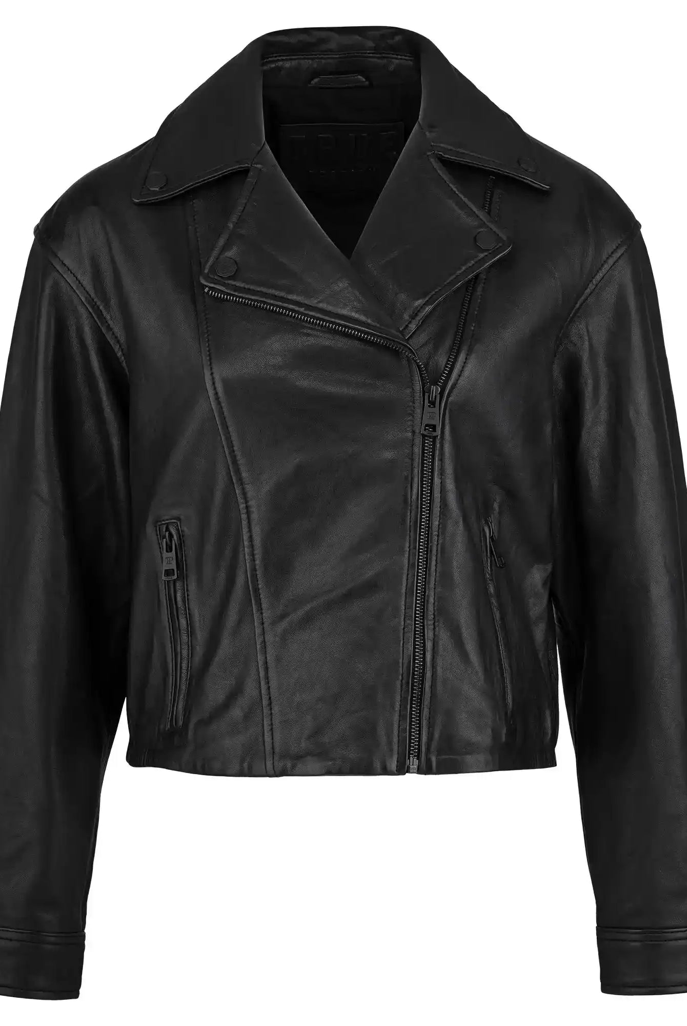 Die trueprodigy Damen Lederjacke aus Schafsleder in Schwarz im Oversized Cropped-Style präsentiert sich mit asymmetrischem Frontreißverschluss, breiten Revers und seitlichen Zipper-Taschen auf weißem Hintergrund.