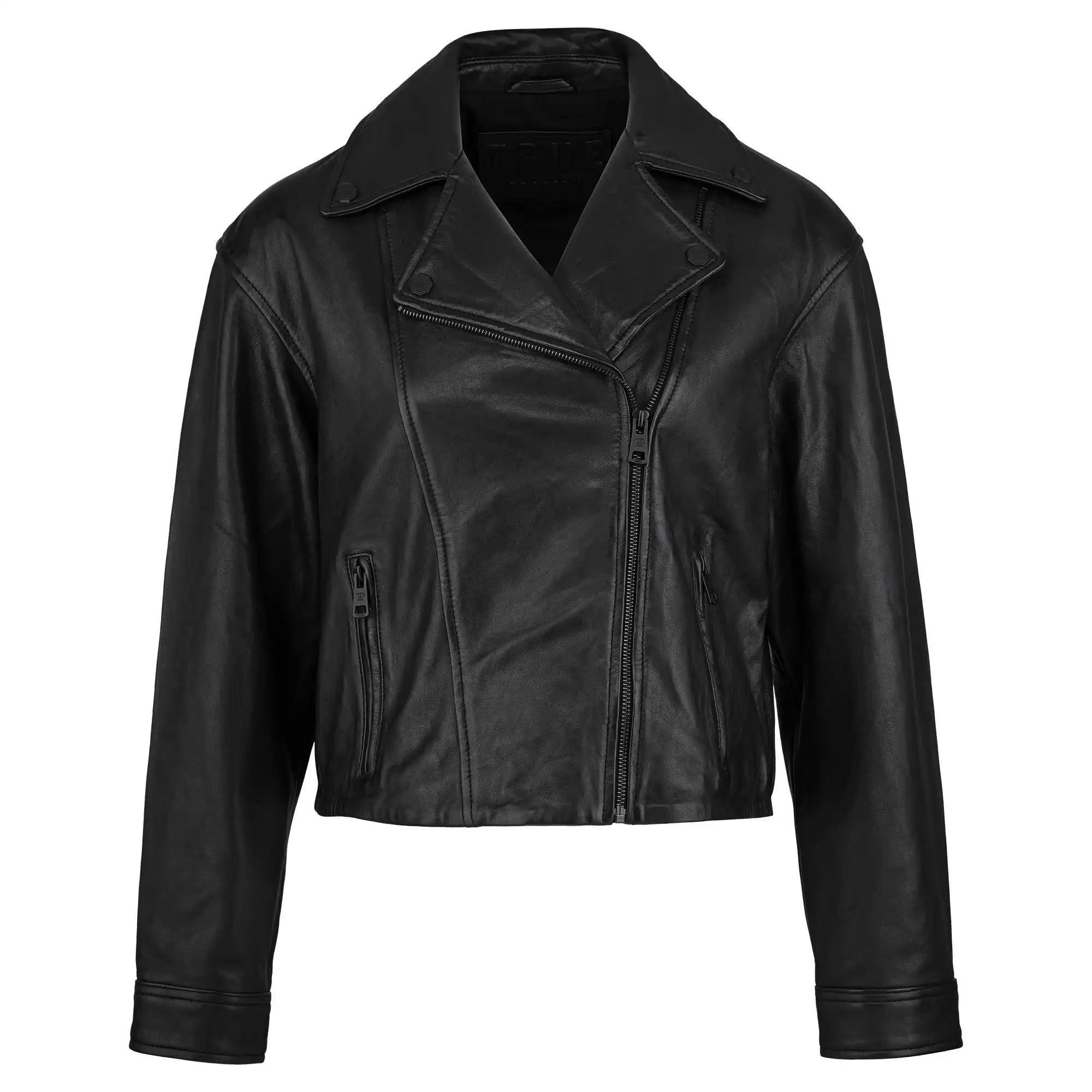 Die trueprodigy Damen Lederjacke aus Schafsleder in Schwarz im Oversized Cropped-Style präsentiert sich mit asymmetrischem Frontreißverschluss, breiten Revers und seitlichen Zipper-Taschen auf weißem Hintergrund.