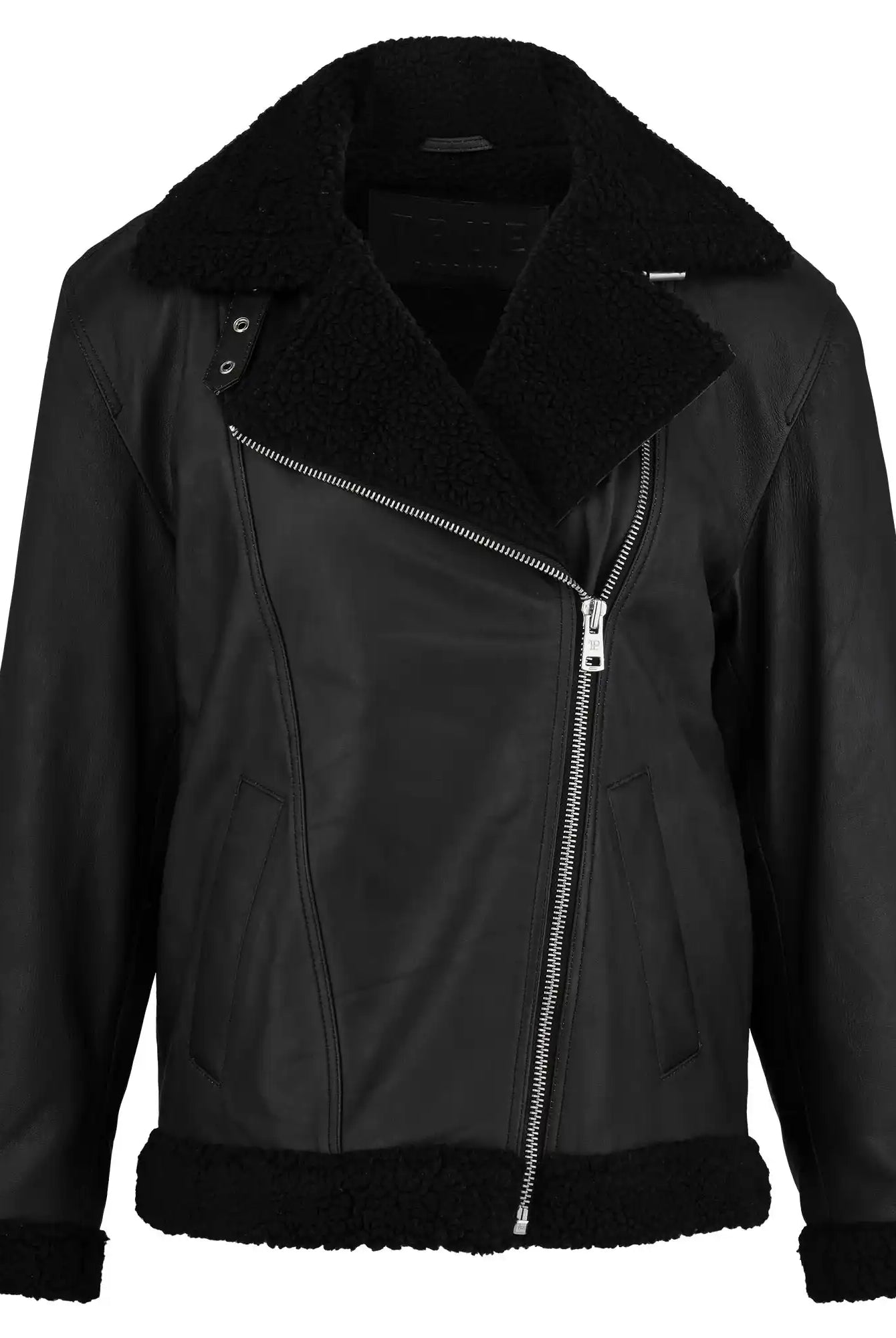 Die trueprodigy Damen Lederjacke aus Schafsleder in Schwarz mit Teddy-Besatz zeigt einen asymmetrischen silbernen Reißverschluss, breite Revers und schwarzen Teddy-Besatz an Kragen, Ärmeln und Saum. Präsentiert vor weißem Hintergrund.