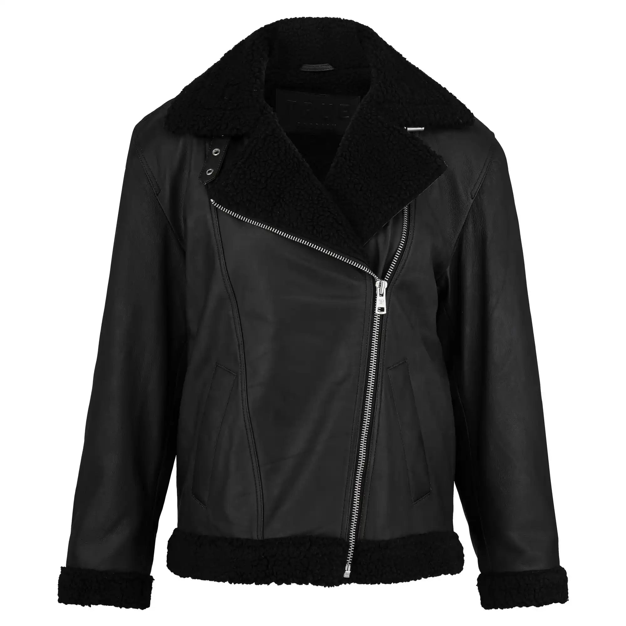 Die trueprodigy Damen Lederjacke aus Schafsleder in Schwarz mit Teddy-Besatz zeigt einen asymmetrischen silbernen Reißverschluss, breite Revers und schwarzen Teddy-Besatz an Kragen, Ärmeln und Saum. Präsentiert vor weißem Hintergrund.