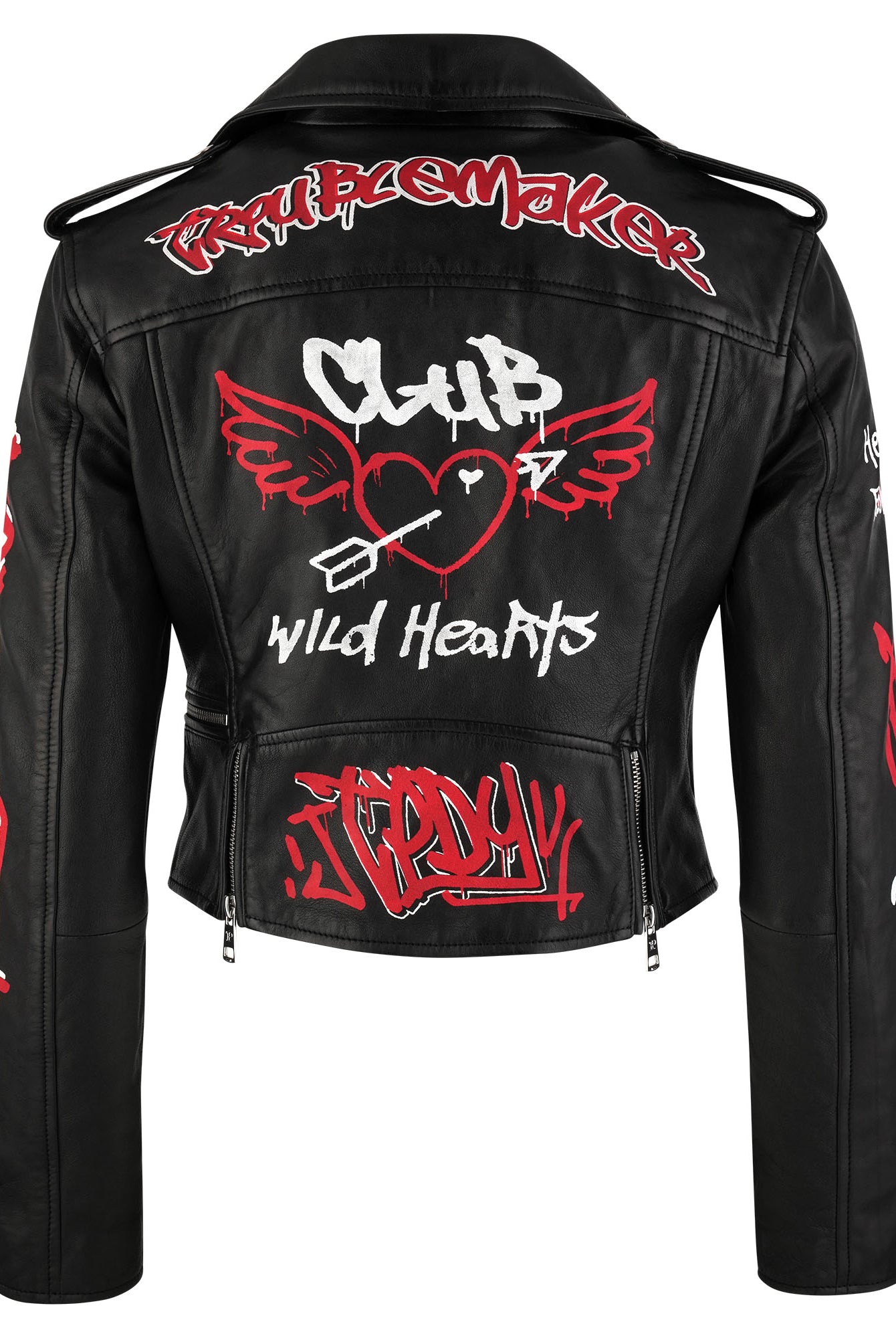 Die trueprodigy Feminine Lederjacke mit Grafittiprint und Reißverschluss besticht durch rote, weiße Designs, Schriftzüge wie TROUBLEMAKER am Kragen und CLUB mit Herz und Flügeln - die perfekte Graffiti-Lederjacke für Damen.