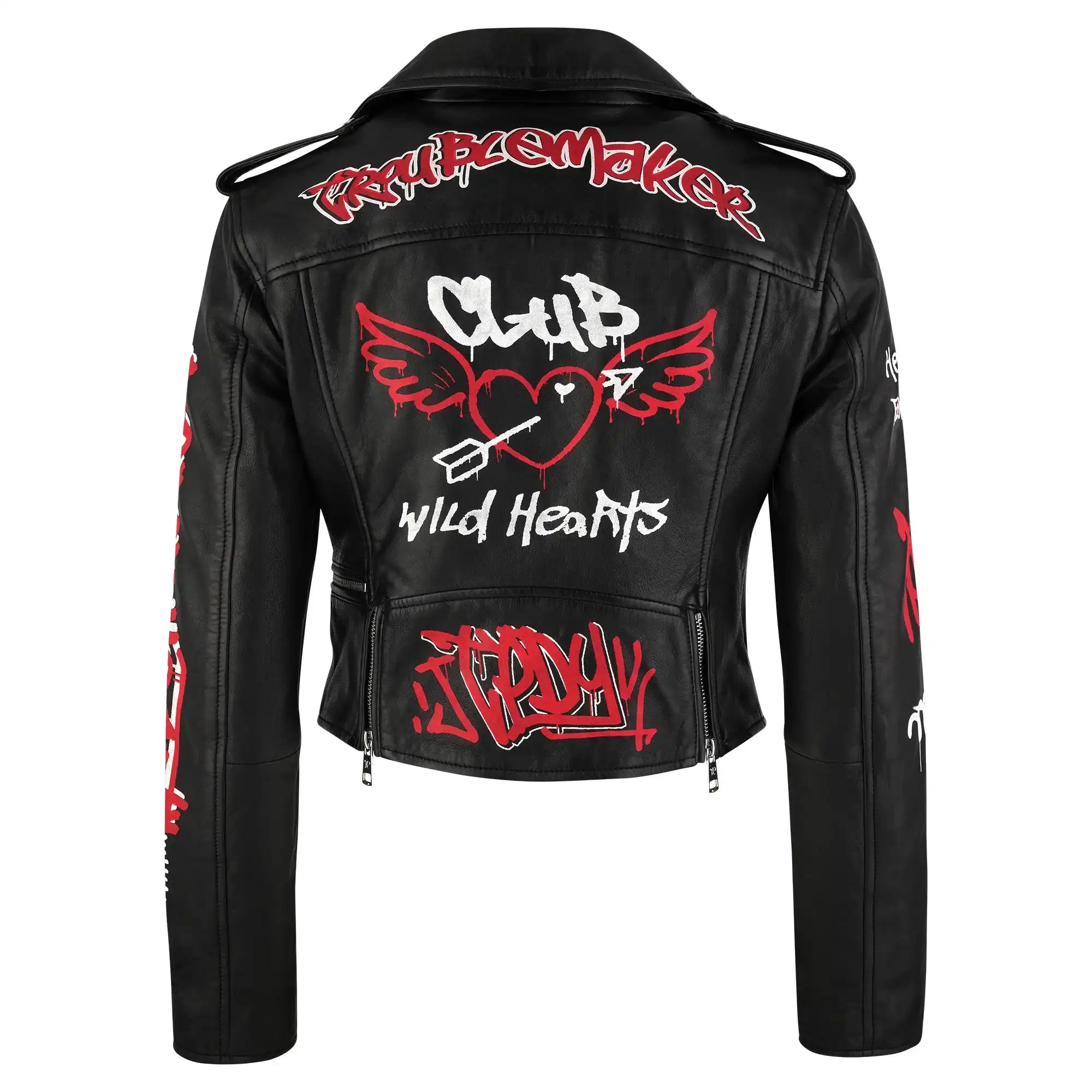 Die trueprodigy Feminine Lederjacke mit Grafittiprint und Reißverschluss besticht durch rote, weiße Designs, Schriftzüge wie TROUBLEMAKER am Kragen und CLUB mit Herz und Flügeln - die perfekte Graffiti-Lederjacke für Damen.
