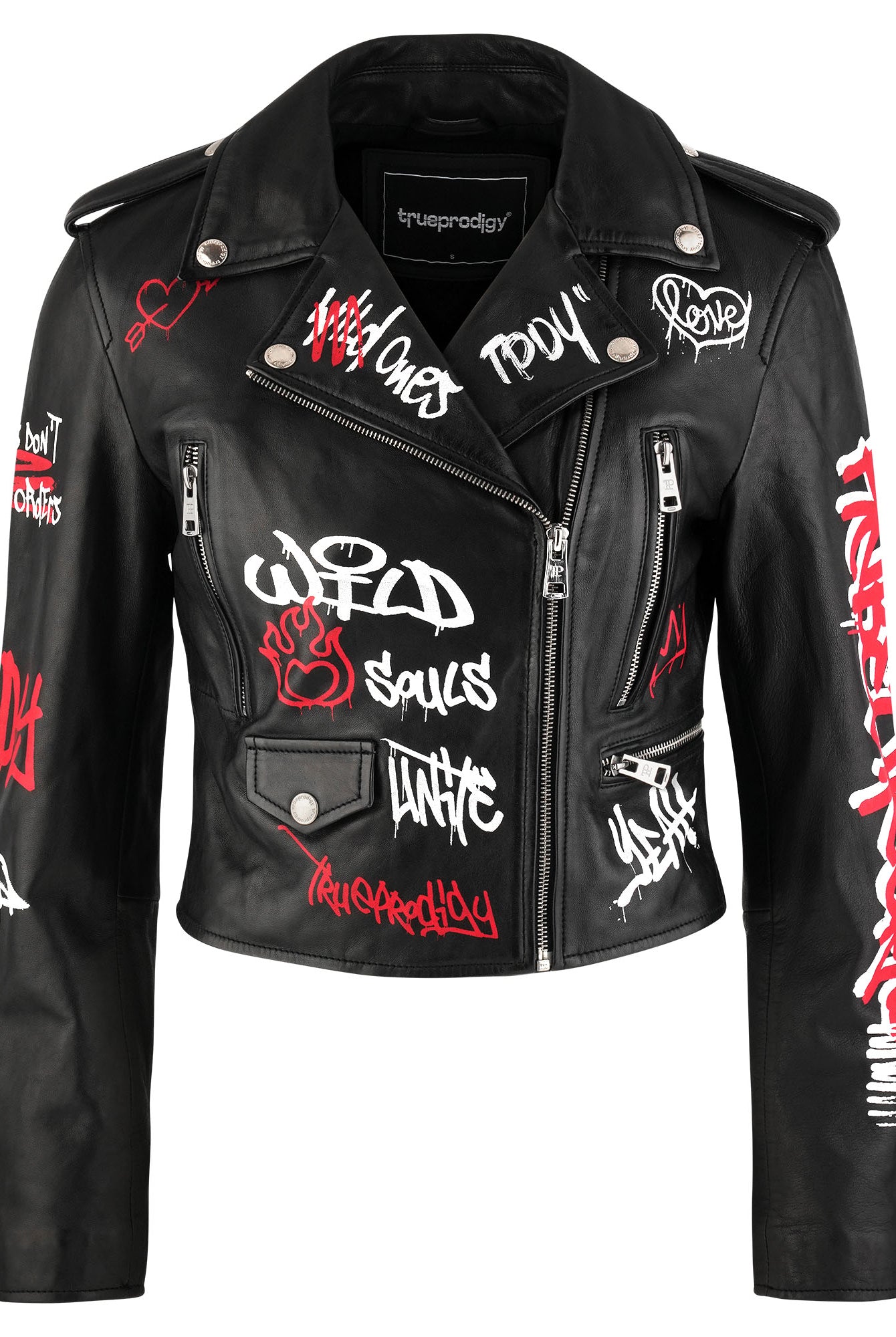 Die trueprodigy Feminine Lederjacke mit Grafittiprint und Reißverschluss ist eine schwarze, taillierte Schafslederjacke mit silbernen Zippern, Knöpfen und weiß-rotem Grafittiprint auf Front, Ärmeln und Revers. Der asymmetrische Zipper sorgt für einen Statement-Look.
