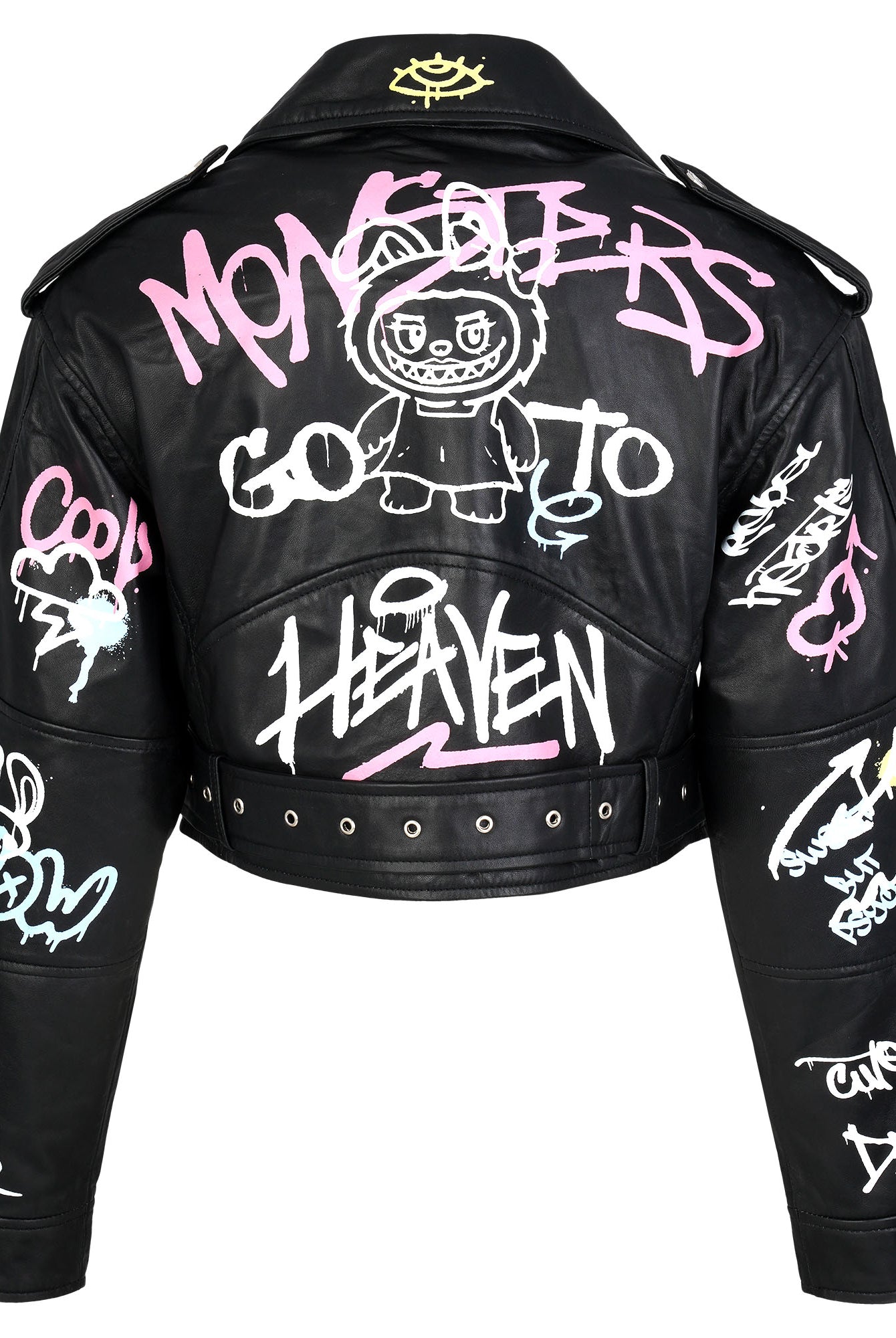 Die Oversize Lederjacke mit Graffitiprint und Gürtel von trueprodigy aus Schafsleder zeigt auf der Rückseite bunte Schriftzüge wie "MONSTERS GO TO HEAVEN", Cartoon-Motive und Deko in Pink, Weiß, Gelb und Blau.
