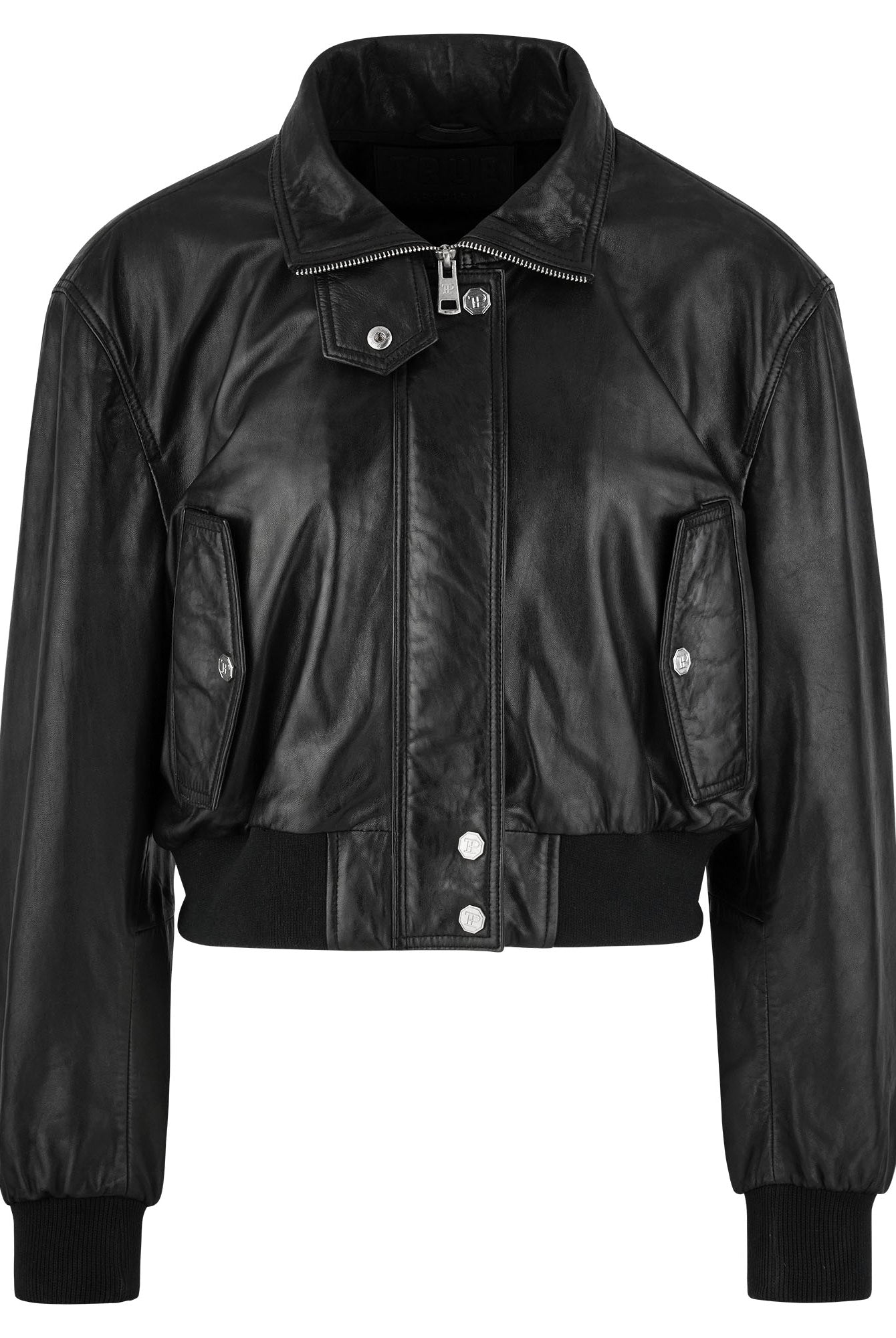 Eine schwarze Trueprodigy Feminine Lederjacke mit Stehkragen, Reißverschluss, Klappentaschen, Druckknöpfen, und Rippbündchen, präsentiert vor weißem Hintergrund.