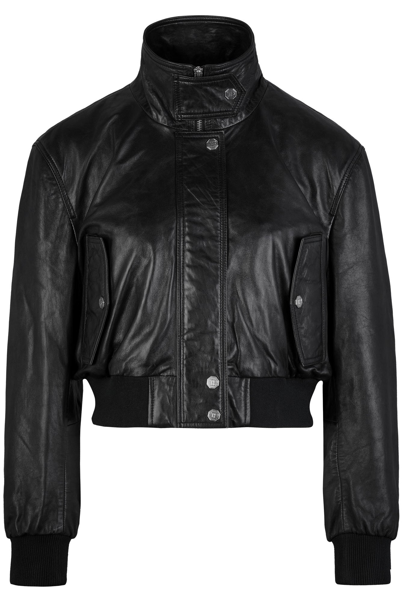 Die "Feminine Lederjacke Stehkragen und Reißverschluss" von trueprodigy aus Schafsleder mit Stehkragen, Reißverschluss, zwei Pattentaschen und gerippten Bündchen wird vor neutralem, weißem Hintergrund präsentiert.