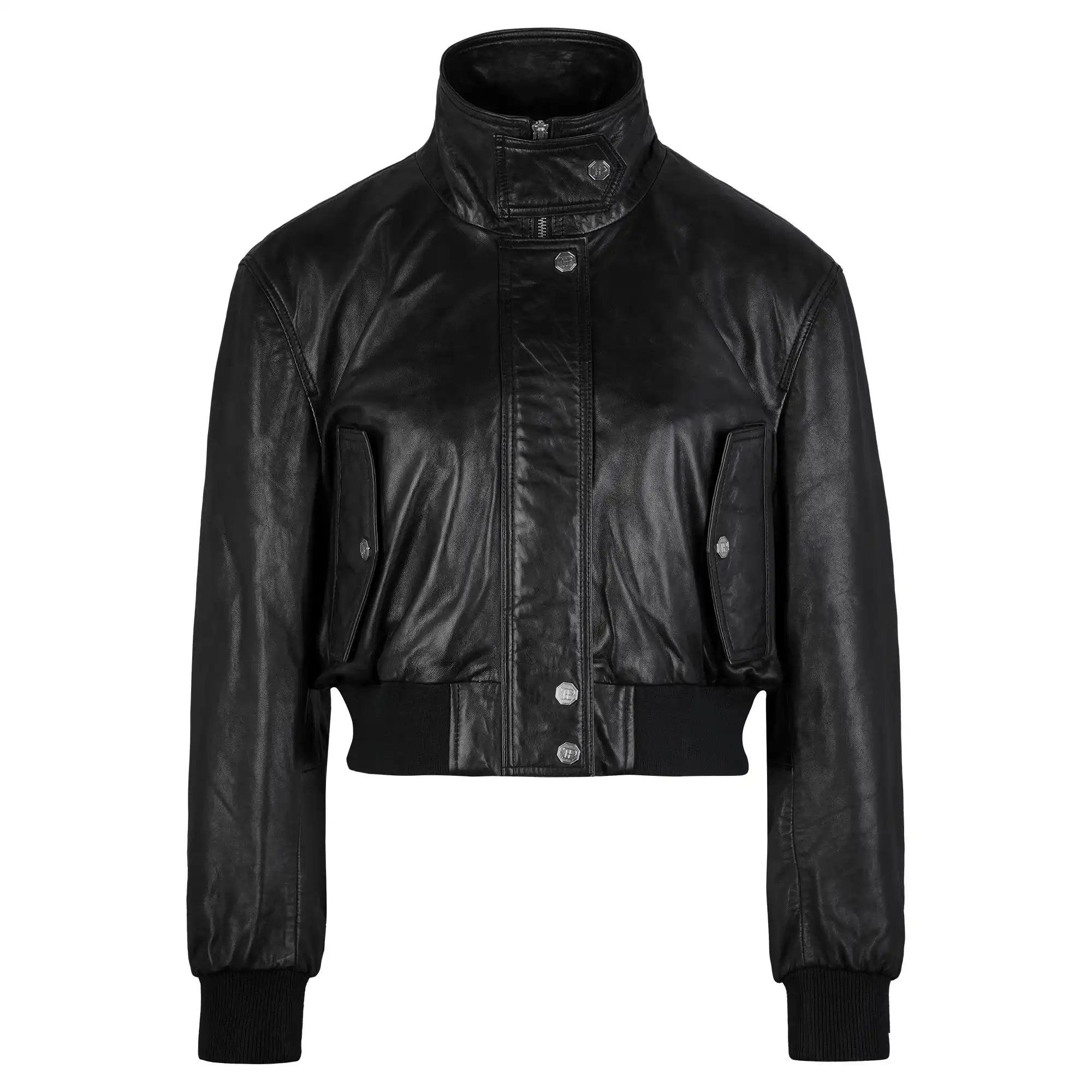 Die "Feminine Lederjacke Stehkragen und Reißverschluss" von trueprodigy aus Schafsleder mit Stehkragen, Reißverschluss, zwei Pattentaschen und gerippten Bündchen wird vor neutralem, weißem Hintergrund präsentiert.