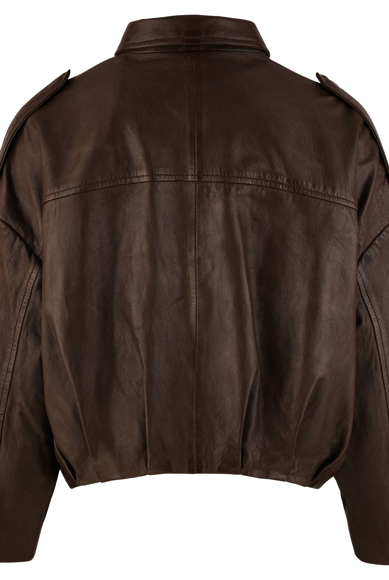 Die trueprodigy Feminine Lederjacke aus Schafsleder mit Hemdkragen, Schulter-Epauletten, langen Ärmeln, entspannter Passform und gerafftem, leicht verkürztem Saum wird von hinten gezeigt.