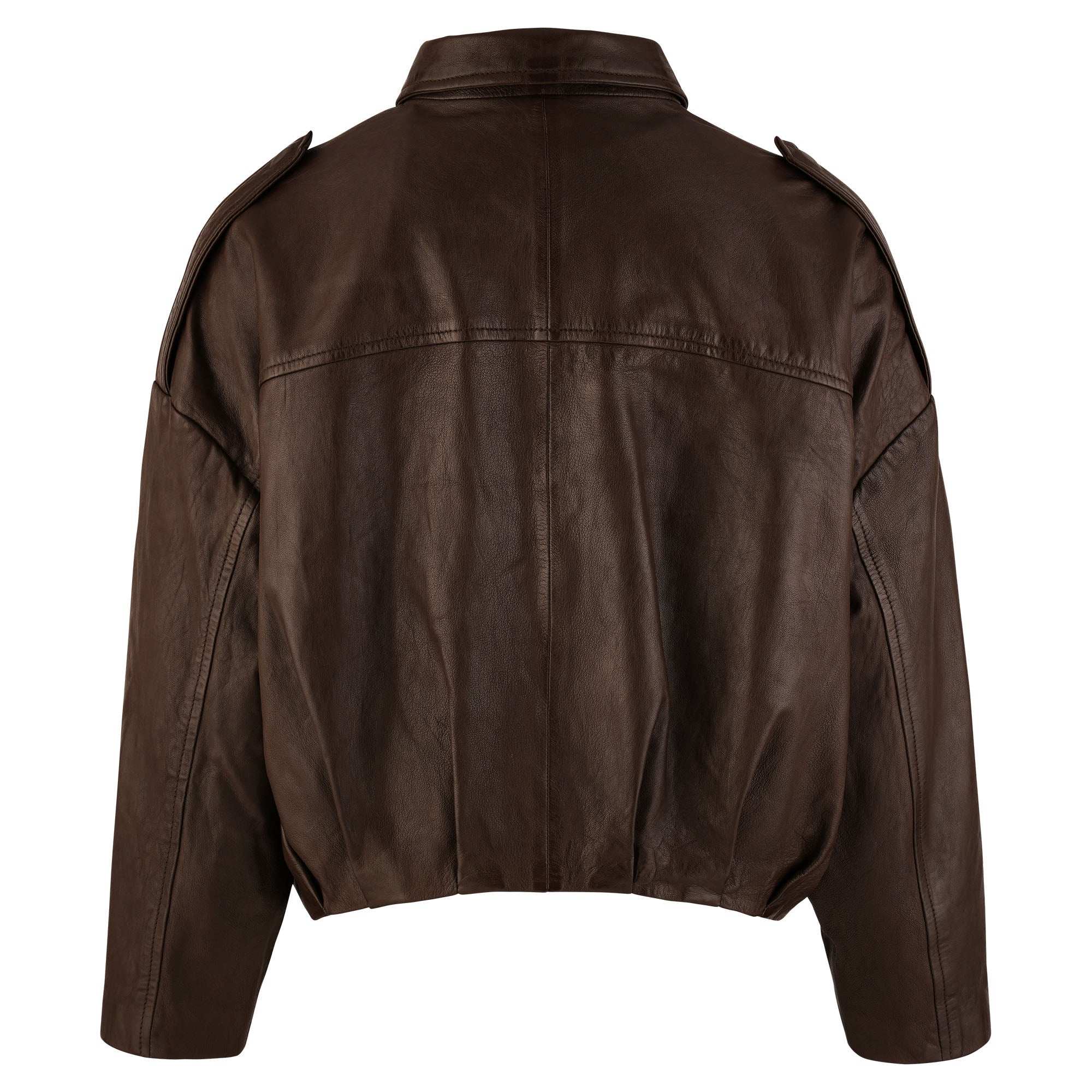 Die trueprodigy Feminine Lederjacke aus Schafsleder mit Hemdkragen, Schulter-Epauletten, langen Ärmeln, entspannter Passform und gerafftem, leicht verkürztem Saum wird von hinten gezeigt.